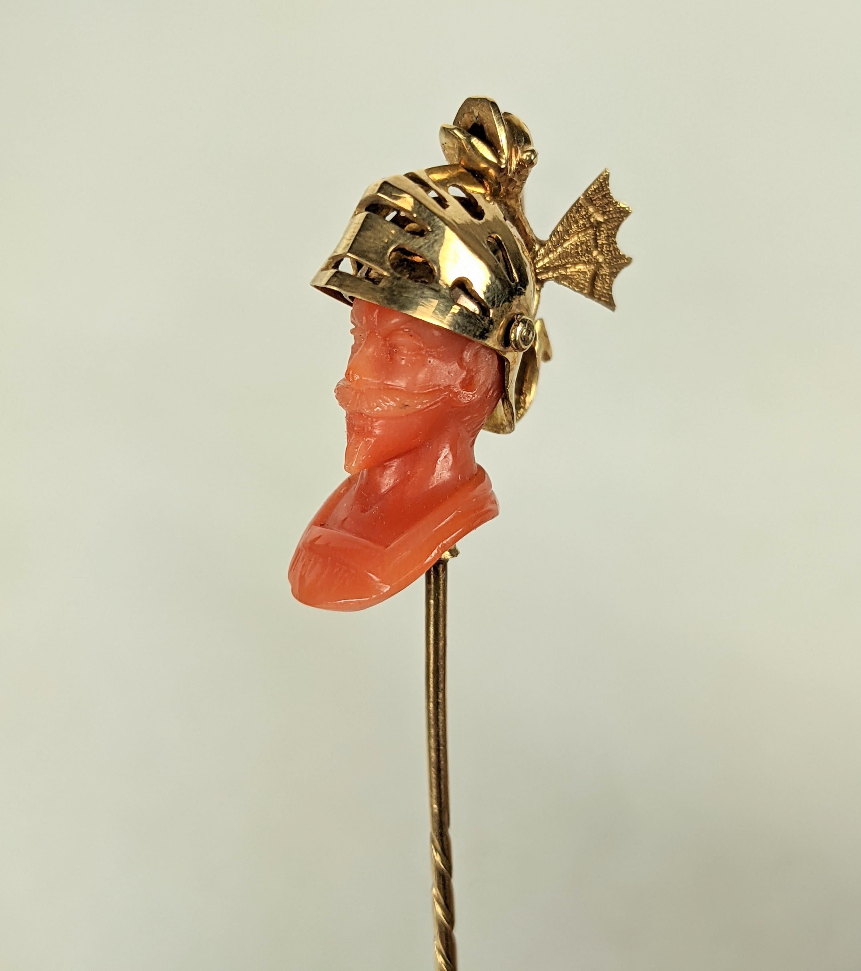 Exceptionnelle épingle de cravate de qualité Tiffany du 19e siècle en corail sculpté, avec un casque doré à charnière qui s'ouvre avec un dragon perché au sommet. Sculpture et orfèvrerie exquises.
Boîte en cuir originale avec intérieur en velours du