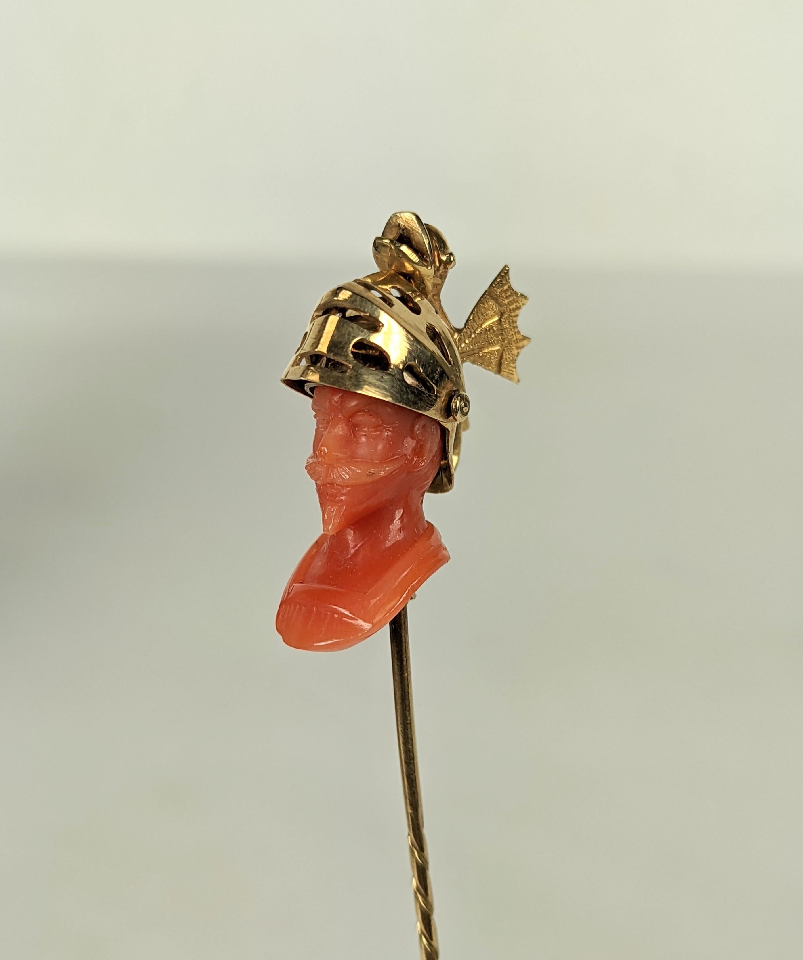 Victorien Épingle à cravate guerrier en corail sculpté Tiffany & Co. du 19ème siècle, boîte d'origine en vente