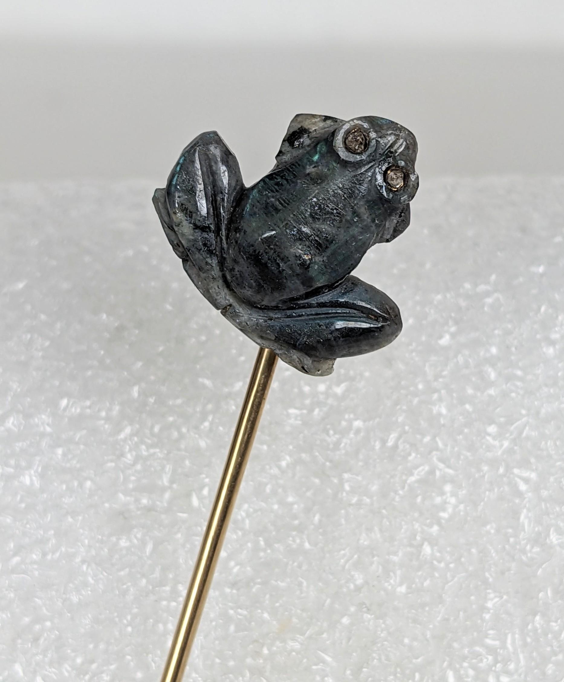 Taille rose Tiffany, épingle à bâton grenouille en labradorite sculptée du 19e siècle en vente