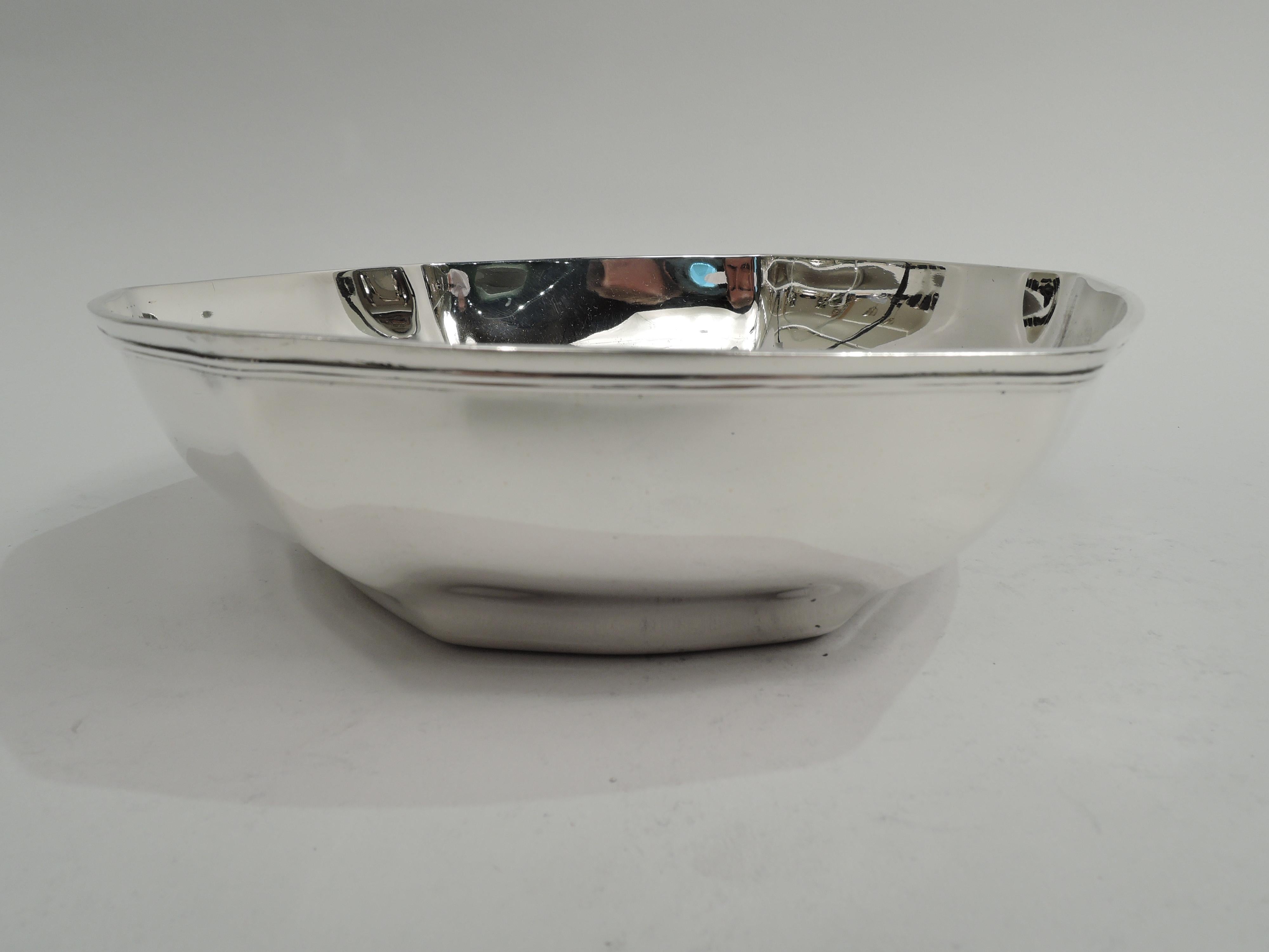 Art Deco Schale aus Sterlingsilber. Hergestellt von Tiffany & Co. in New York, um 1920. Sechseckig mit geschwungenen und sich verjüngenden Seiten und geriffeltem Rand. Eine abgeschwächte Version des geometrischen Stils. Vollständig markiert,
