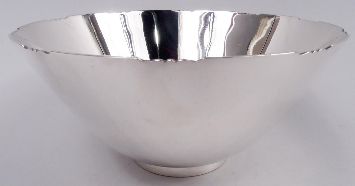 Art Deco Schale aus Sterlingsilber. Hergestellt von Tiffany & Co. in New York, ca. 1920. Die Seiten sind spitz zulaufend, der Fuß ist kurz und gerade; der Mundrand ist mit ausgeschnittenen Zacken durchsetzt. Vollständig gestempelt mit