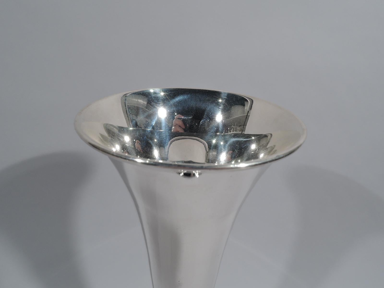 Art Deco sterling silver trumpet vase. Made by Tiffany & Co. in New York, circa 1915. Tall and slender cone with flared rim and ribbed base knop on round and stepped foot. Fully marked including pattern no. 18870 (first produced in 1915) and