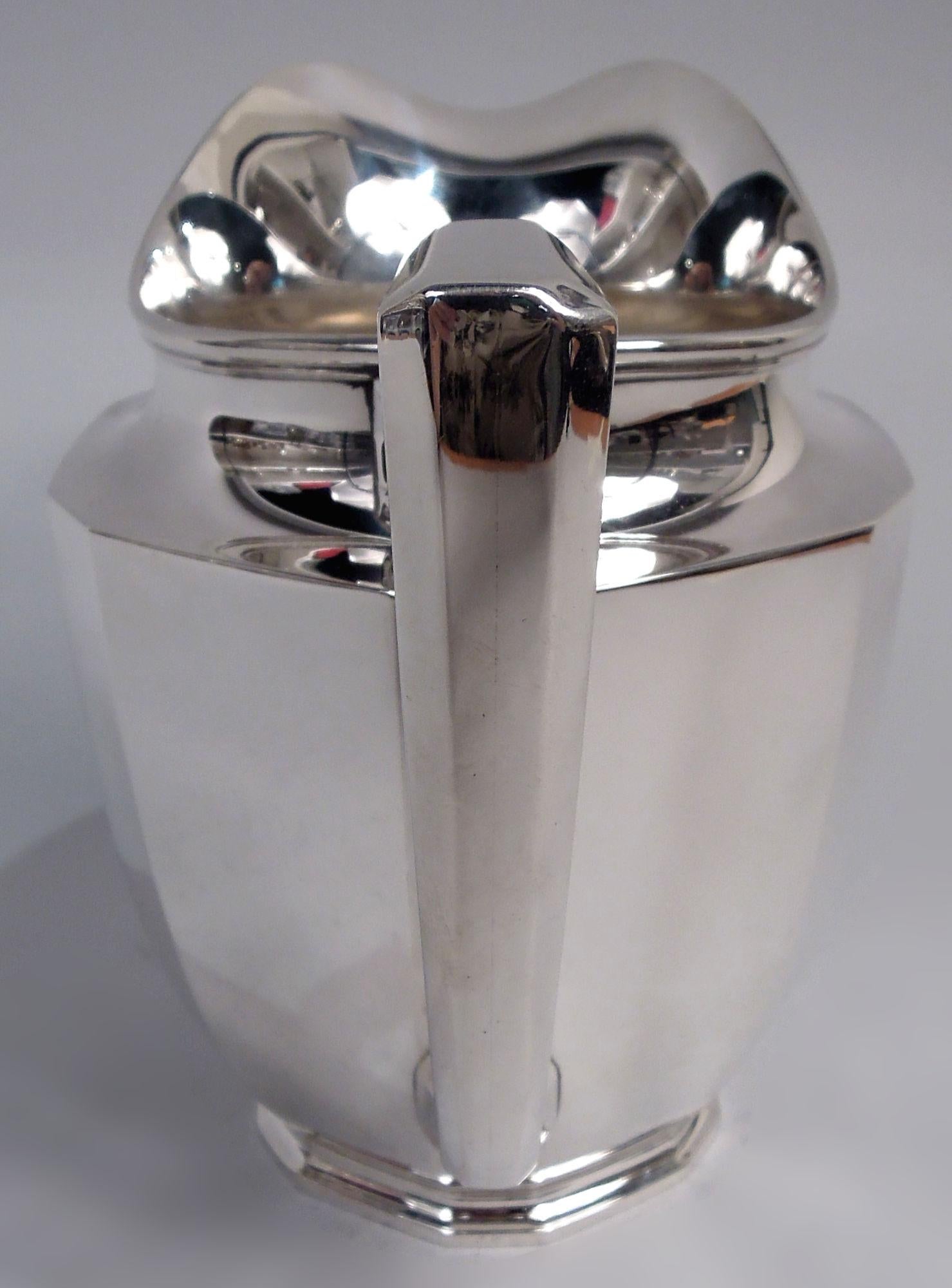 Américain Pichet à eau en argent sterling Tiffany American Art Deco en vente