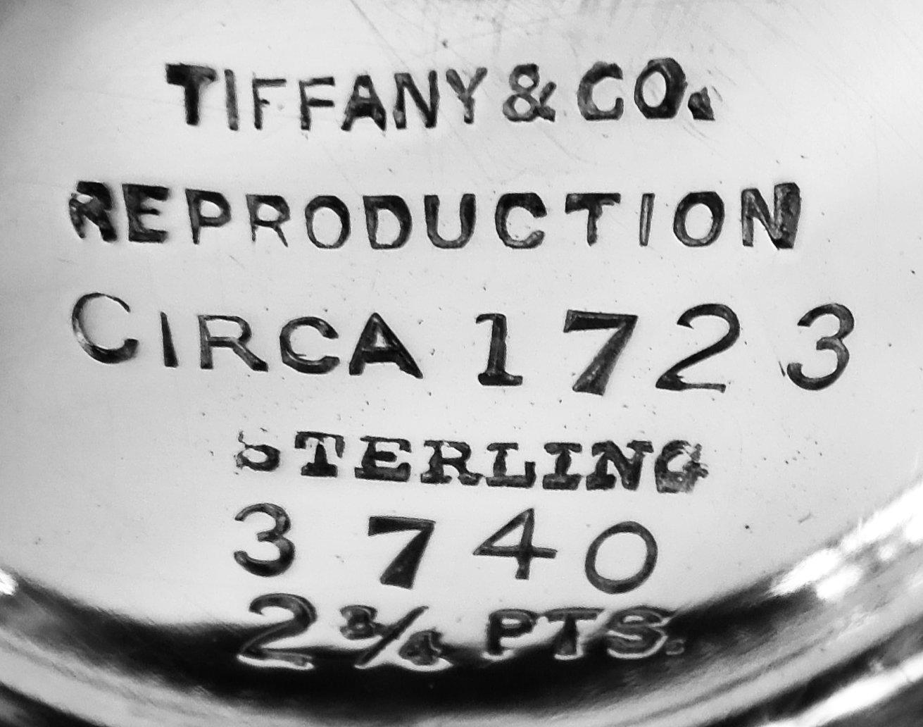 Brocca d'acqua in argento Tiffany in stile coloniale americano in vendita 2