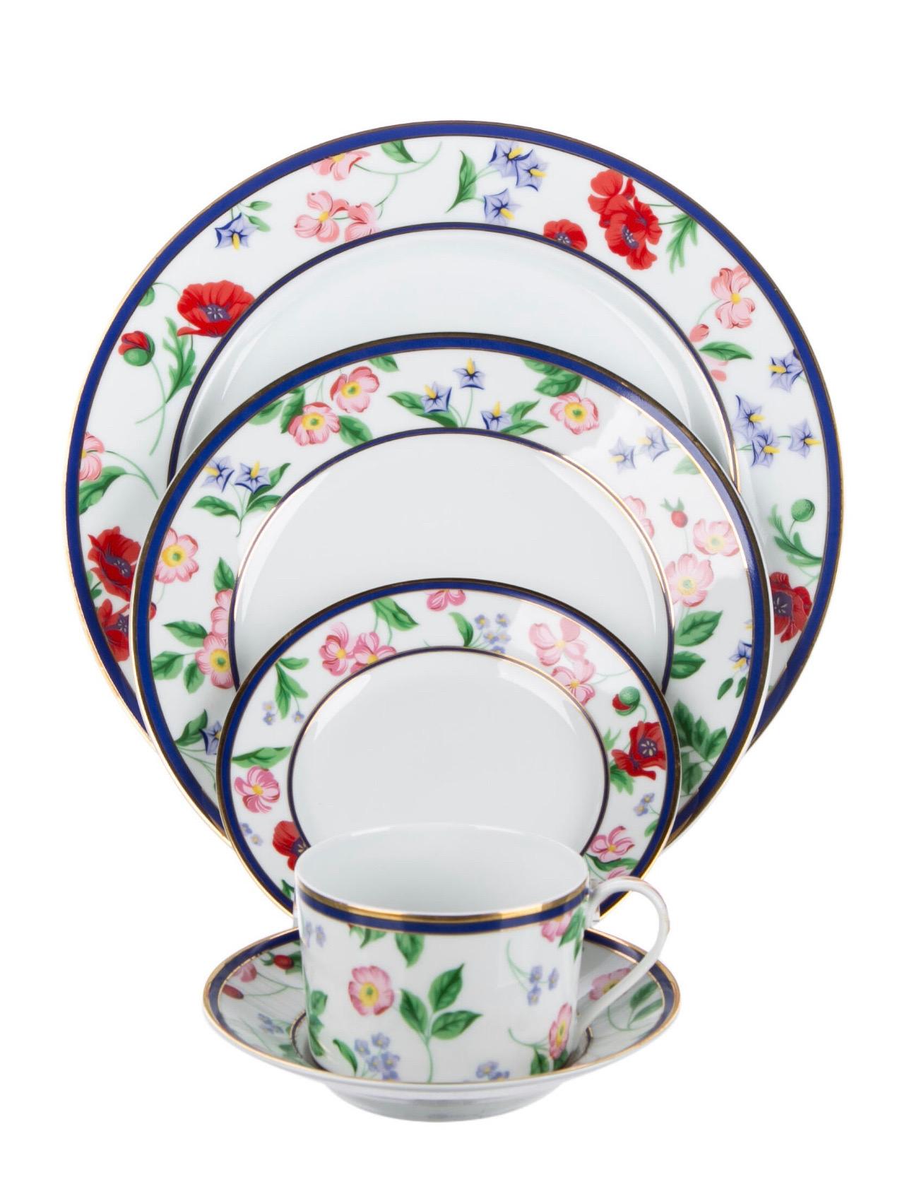 A 102-piece dinnerware set by Limoges porcelain for Tiffany & Co. in the American Garden pattern.

Features floral motif throughout, gilt trim at rim and brand stamp at undersides. 

Made in France.

Includes the following 102 pieces:
12 dinner