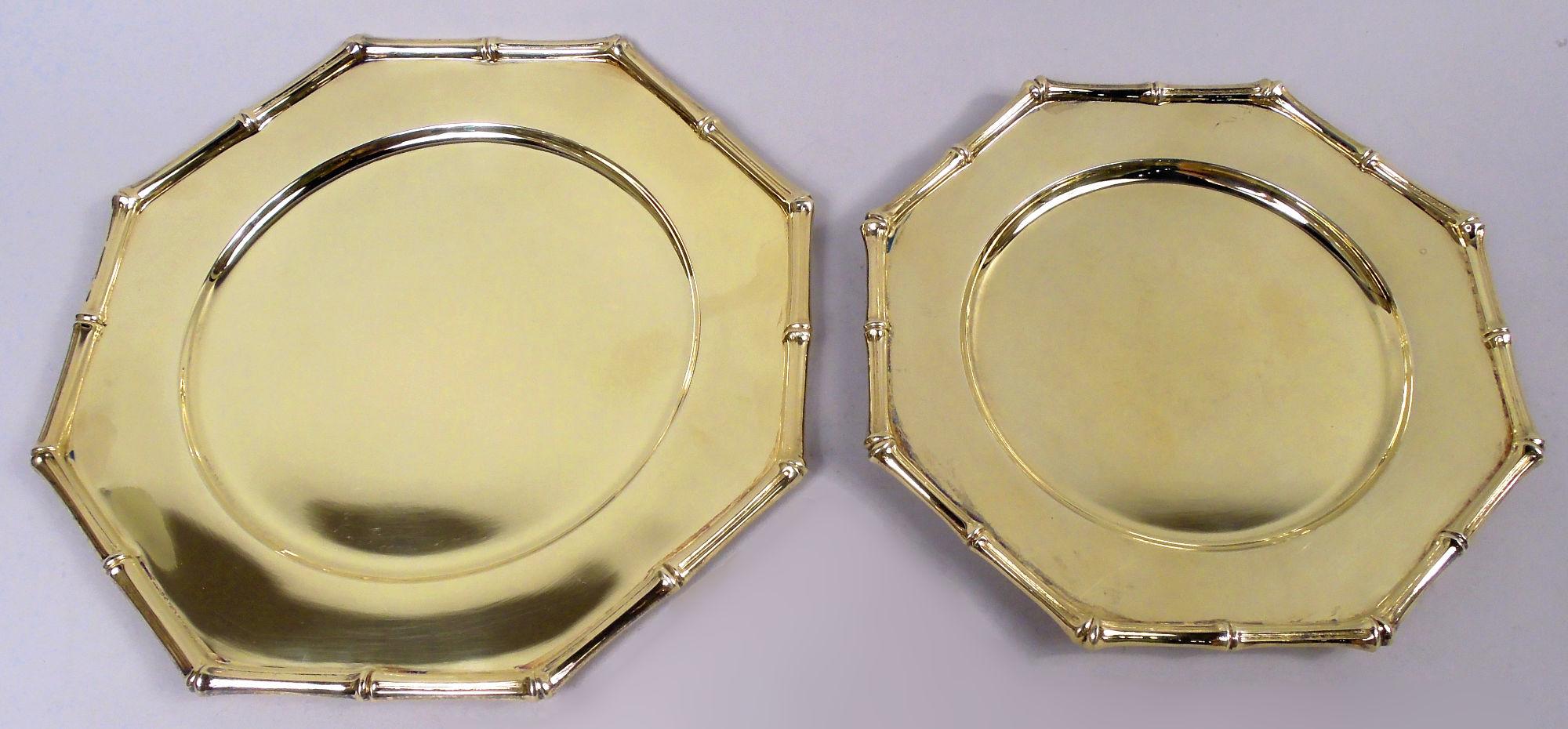 Assiettes en bambou en argent sterling doré. Fabriqué par Tiffany & Co. à New York. Ce groupe comprend deux assiettes à dîner et deux assiettes à salade. Chaque : Octogonal avec bord en forme de tige ; puits rond. Un design classique du milieu du