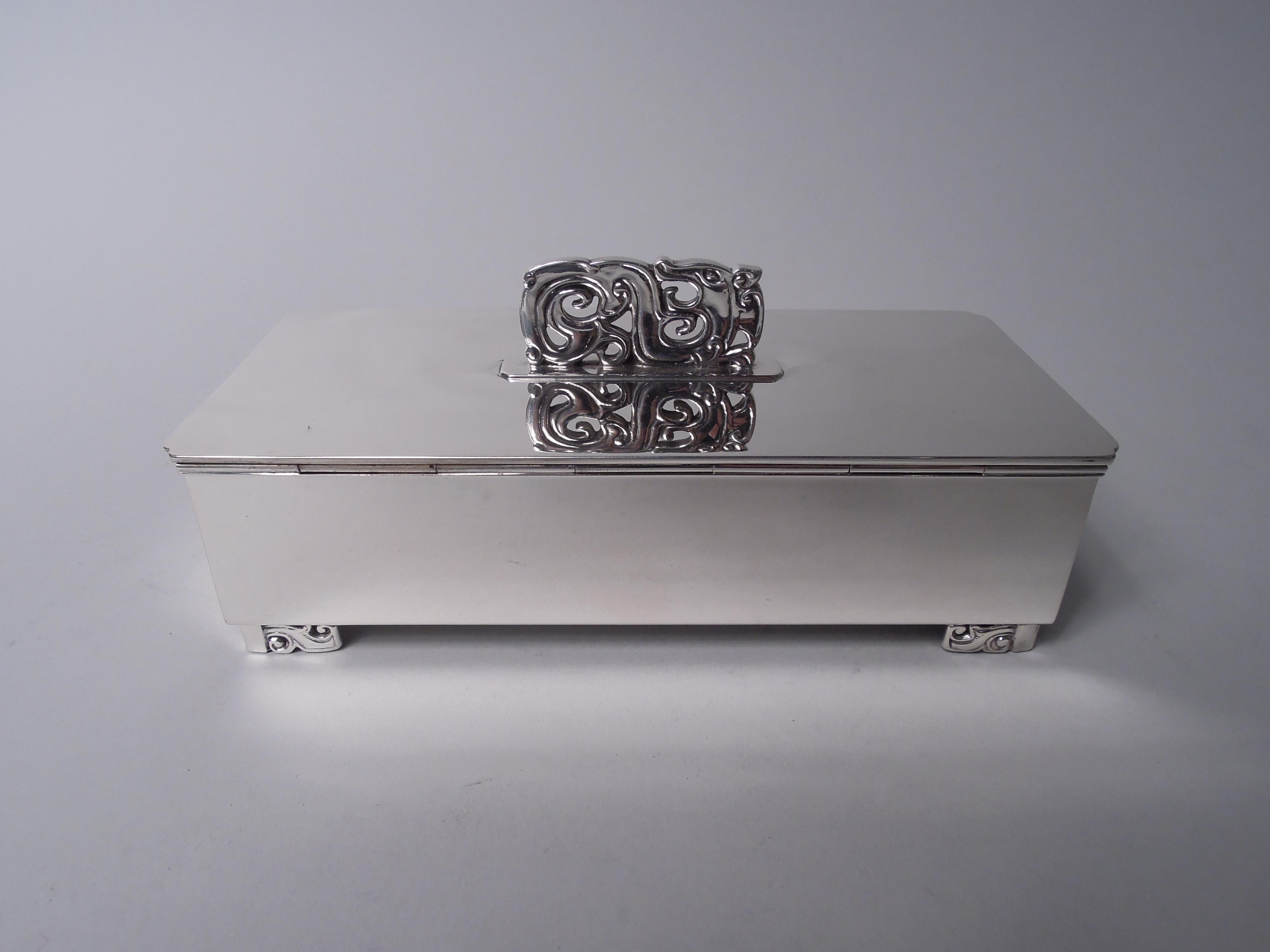 Caja de plata de ley moderna de mediados de siglo. Fabricado por Tiffany & Co. en Nueva York. Rectangular con lados rectos. Cubierta abisagrada y plana con esquinas festoneadas y ligera sobrecubierta. Remate de fundición de estilo chino en forma de