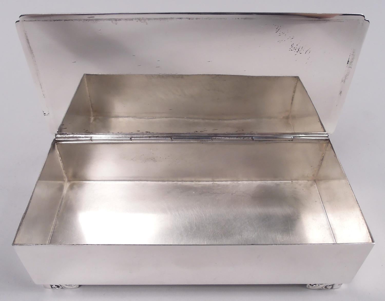 Caja Tiffany American Midcentury Modern con remate de dragón chino en Bueno estado para la venta en New York, NY