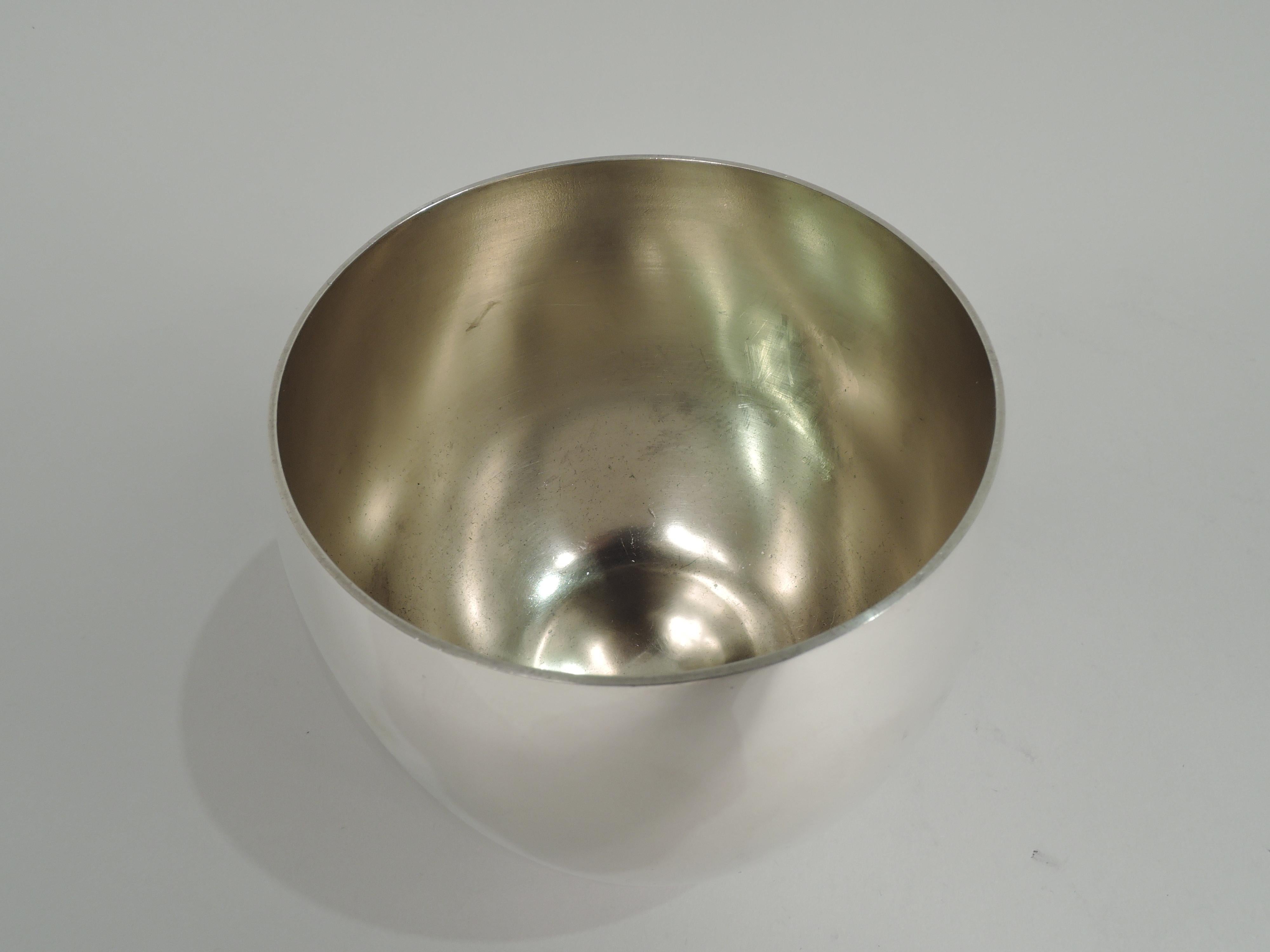 Mid-Century Modern sterling silver Jefferson cup. Made by Tiffany & Co. in New York. Flat-bottomed with curved sides and gilt-washed interior. Large and capacious. Fully marked including maker’s stamp and postwar pattern no. 24064. Weight: 6 troy
