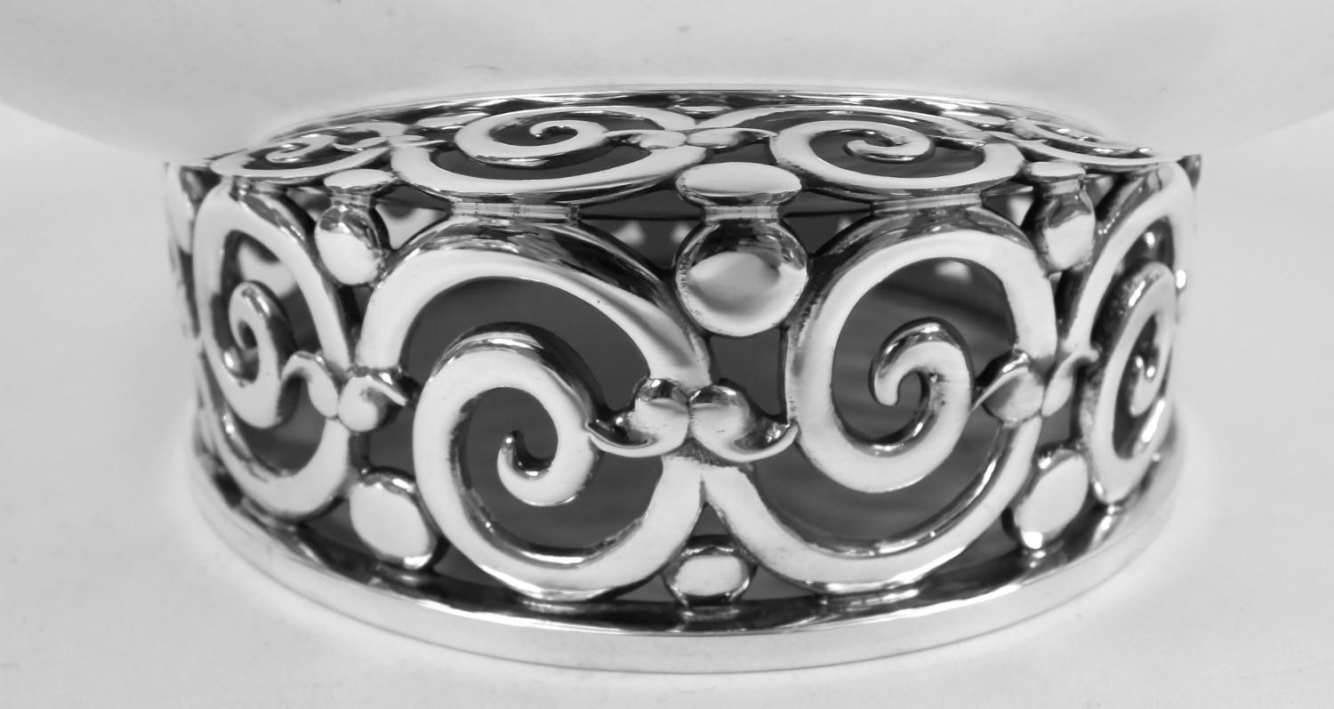 Modern Classical sterling silver bowl. Made by Tiffany & Co. in New York. Curved sides with incised linear border at rim. Round and cast foot with rinceaux openwork. Fully marked including maker’s stamp, pattern no. 23124, and director’s letter M
