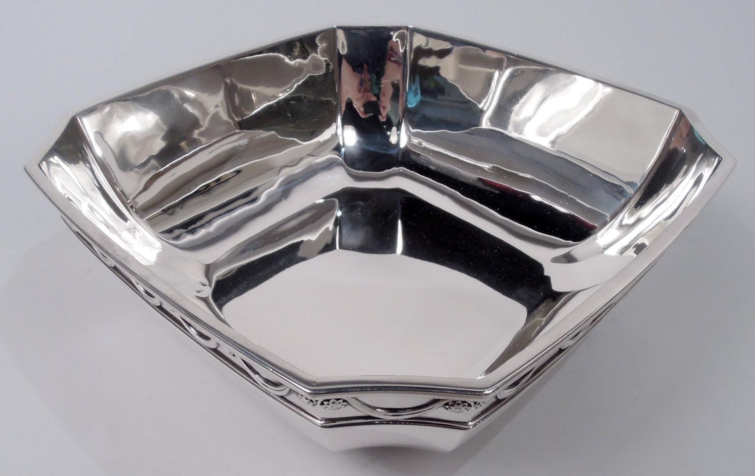 Américain Tiffany American Modern Classical Sterling Silver Square Bowl (bol carré en argent sterling) en vente