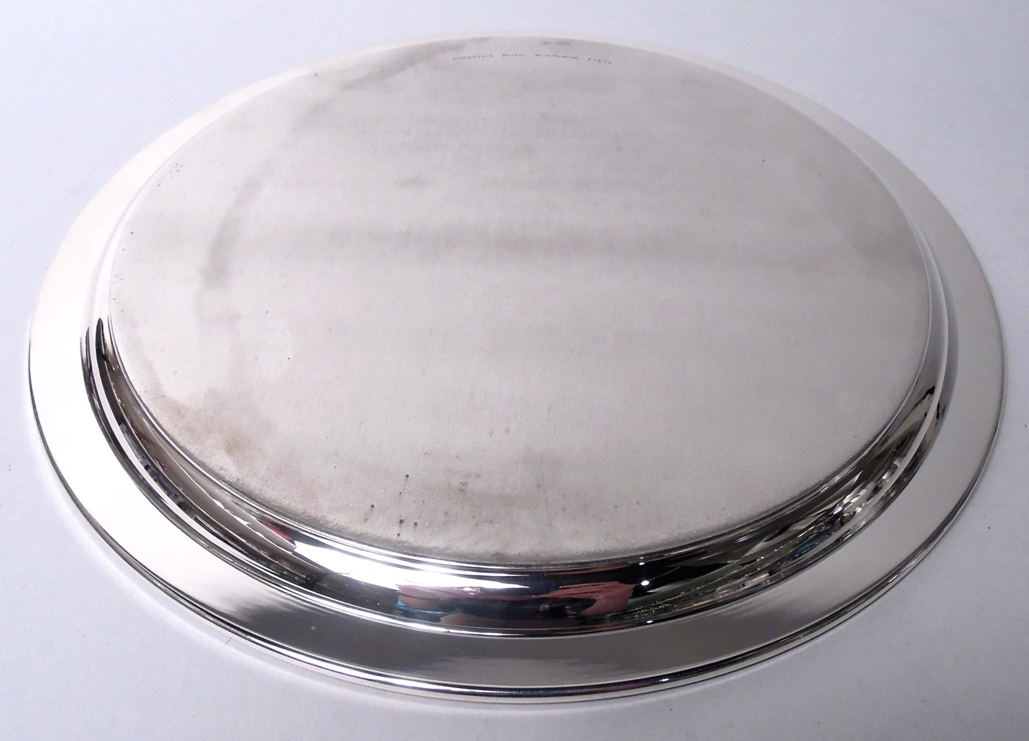 Plateau rond de 10 pouces en argent sterling américain moderne Tiffany Bon état - En vente à New York, NY