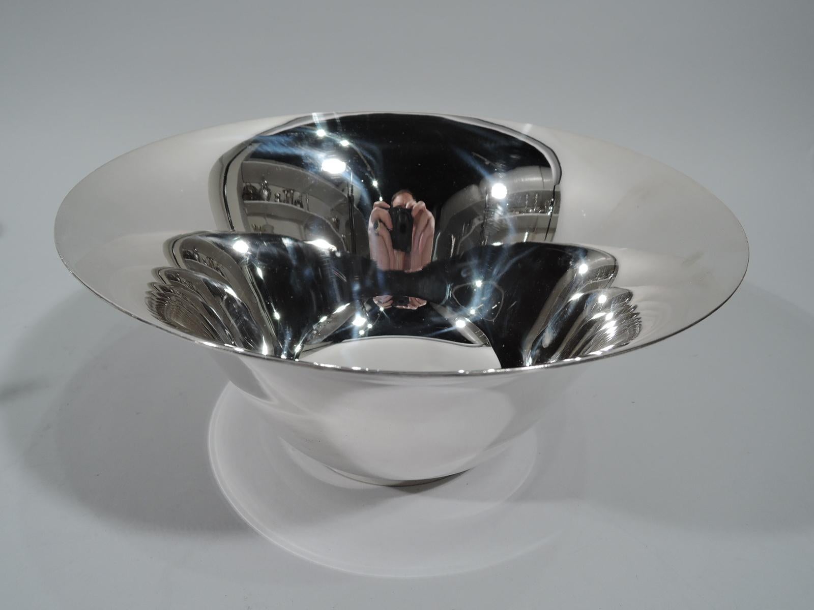 Modern sterling silver bowl. Made by Tiffany & Co. in New York. Tapering sides and flared rim. Short and straight foot. Spare and fluid. Hallmark includes pattern no. 16667F, director’s letter m (1907-1947), and wartime star (1943-1945). Weight: 28