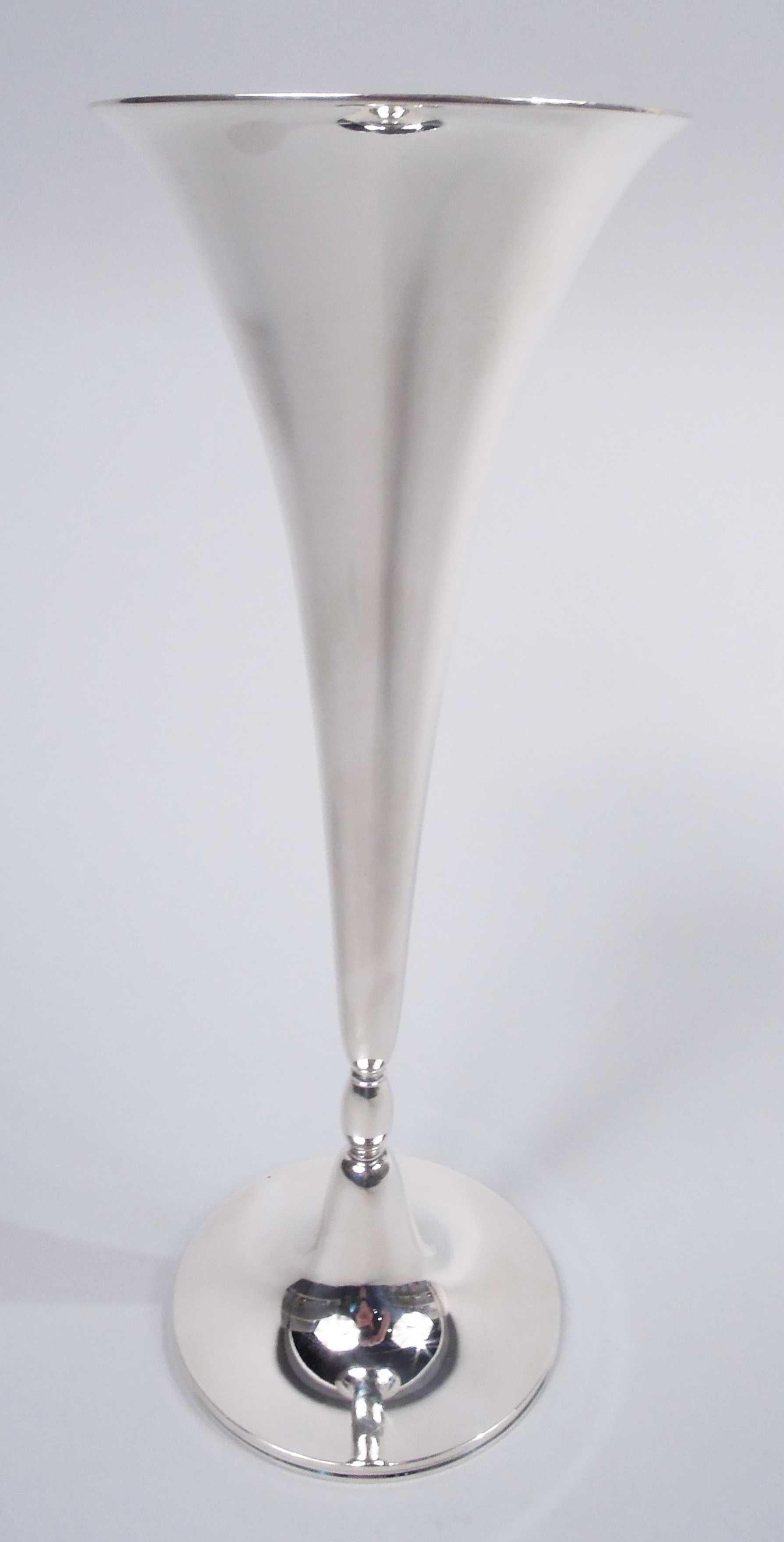 Modern sterling silver vase. Made by Tiffany & Co. in New York, ca 1908. Cone with flared mouth on vertical ovoid knop mounted to domed foot. Fully marked including maker’s stamp, pattern no. 17188 (first produced in 1908), and director’s letter m.