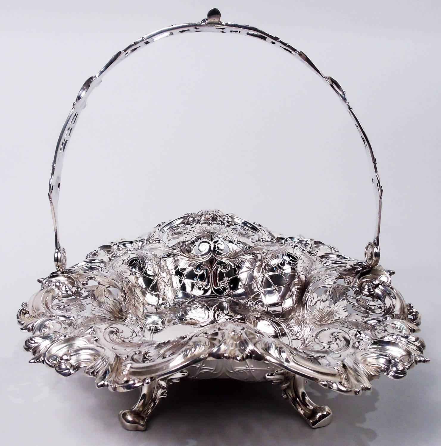Cesta victoriana americana de plata de ley, hacia 1890. Comercializado por Tiffany & Co. en Nueva York. Sólido pozo oval con lados lobulados y hombro y borde ondulados. El pozo y los laterales tienen volutas y pañales cincelados, y follaje abierto.