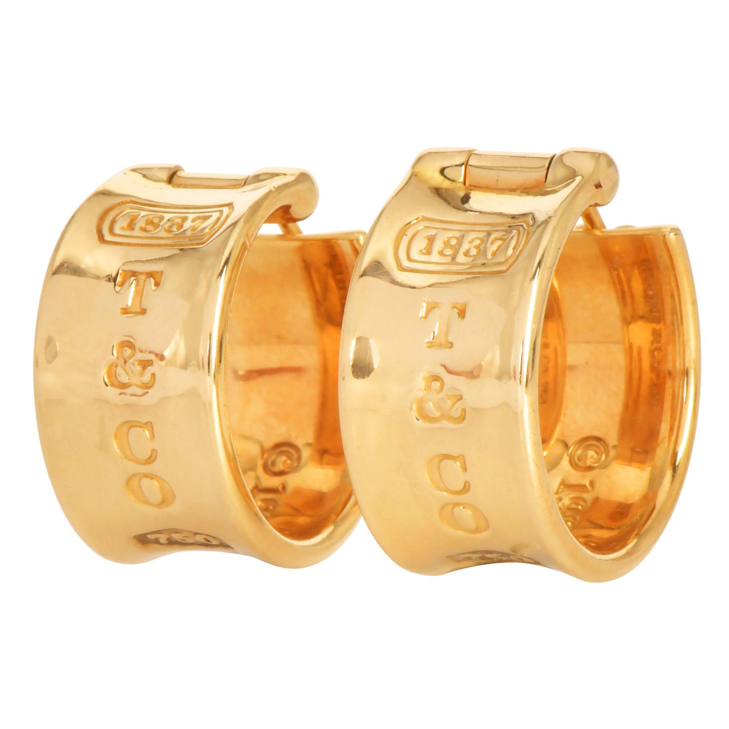 Estos exquisitos pendientes de aro Tiffany & Co. 1837 encarnan la sofisticación y la refinada artesanía características de la marca. Esculpido en oro amarillo de 18 quilates, el diseño muestra el sello grabado 