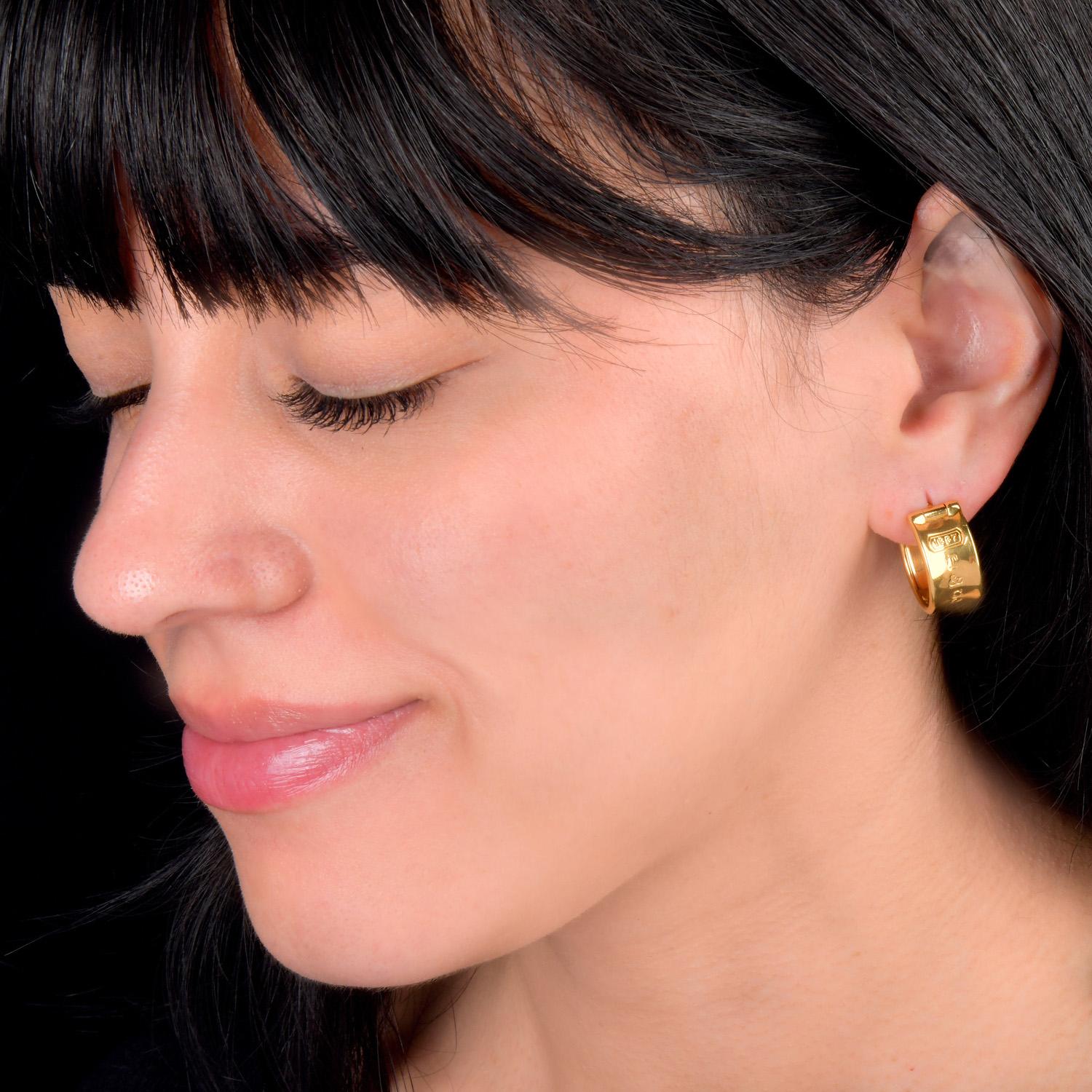 Pendientes de aro de oro amarillo de 18 quilates de la colección Tiffany & Co. 1837 en Excelente estado para la venta en Miami, FL