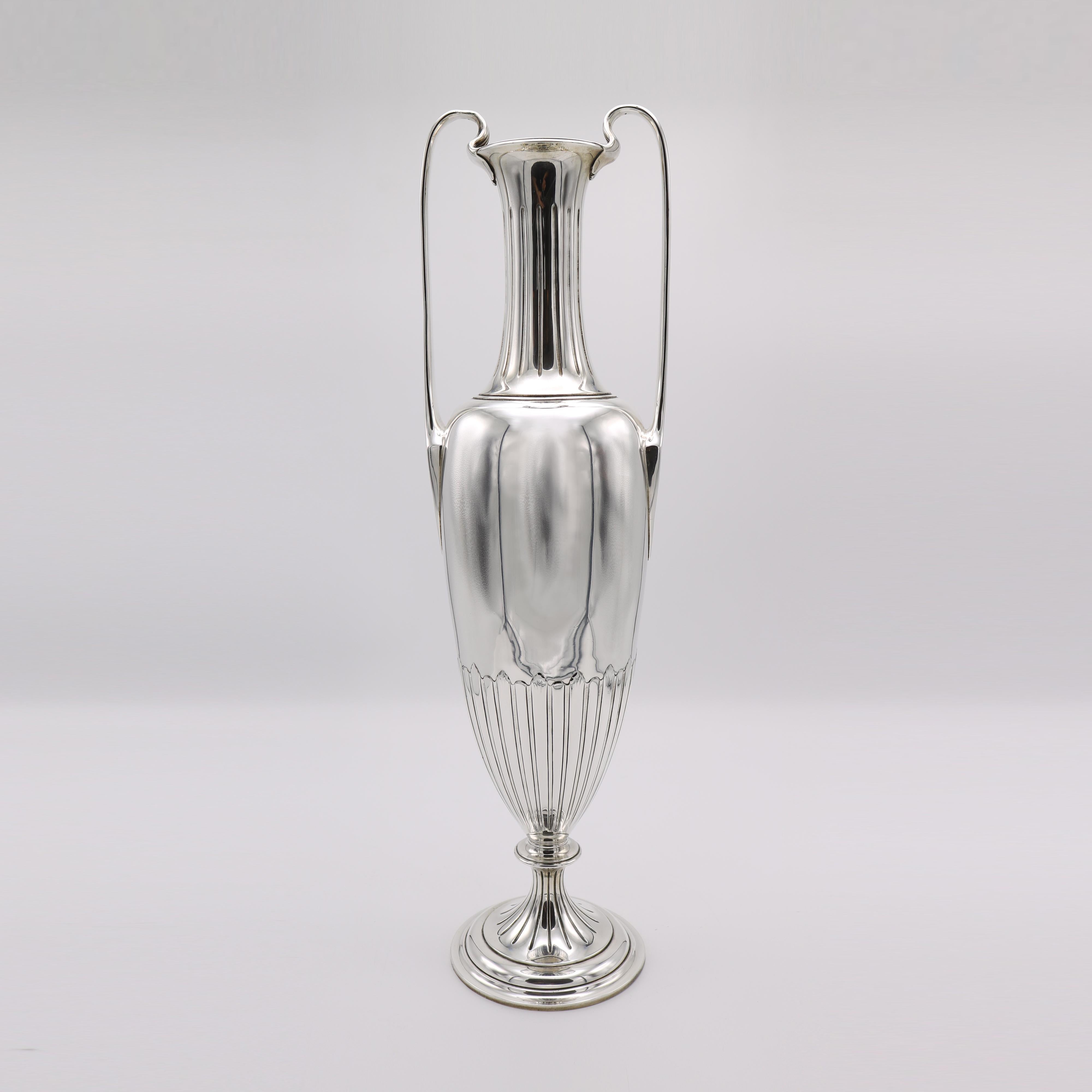 Vaso Tiffany Amphora Sterling Silver USA, 1907 in vendita 1