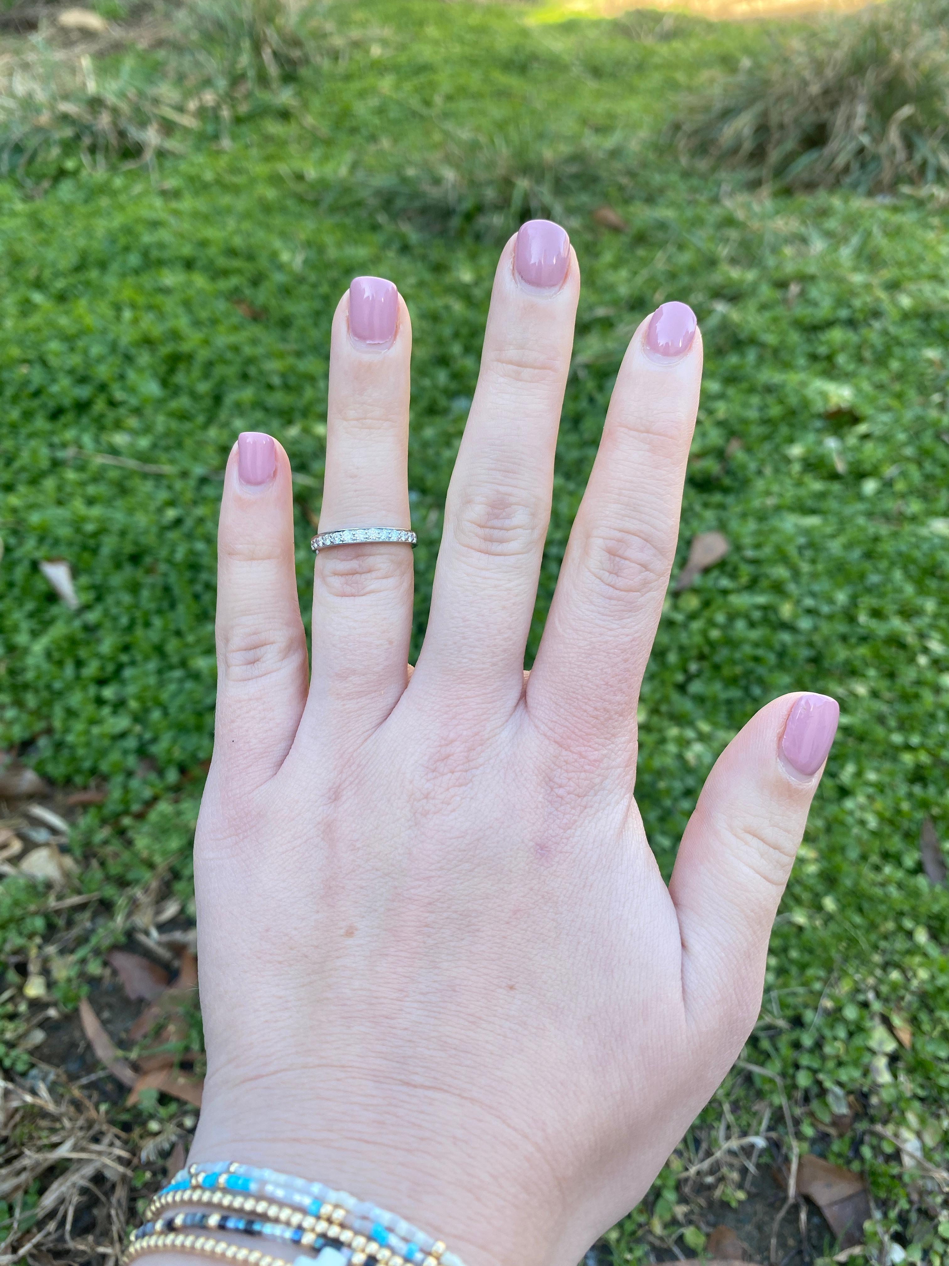 Tiffany & Co. Alianza de boda con diamantes finos de 0,13 ct, platino, talla 5 en venta 1