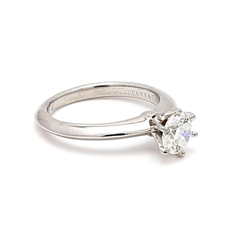 Verlobungsring aus Platin mit 0.60 Karat rundem Brillanten von Tiffany und Co (Brillantschliff) im Angebot