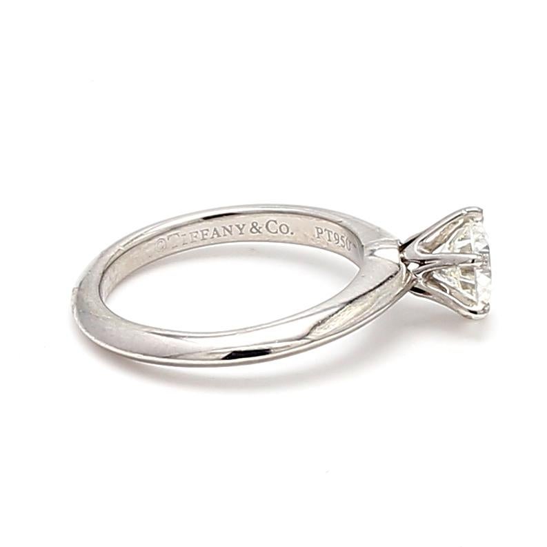 Verlobungsring aus Platin mit 0.60 Karat rundem Brillanten von Tiffany und Co im Zustand „Gut“ im Angebot in New York, NY