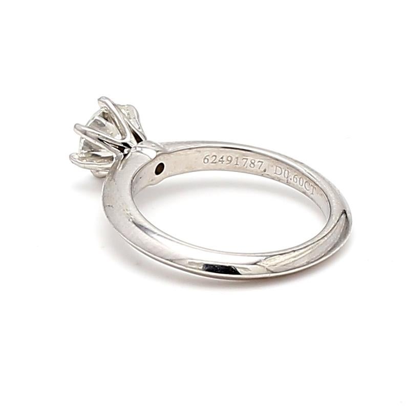 Verlobungsring aus Platin mit 0.60 Karat rundem Brillanten von Tiffany und Co im Angebot 2