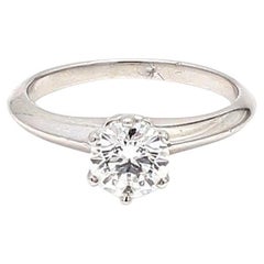 Verlobungsring aus Platin mit 0.72 Karat rundem Diamanten in Brillantform von Tiffany & Co