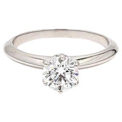 Verlobungsring aus Platin mit 0.80 Karat rundem Brillanten von Tiffany und Co