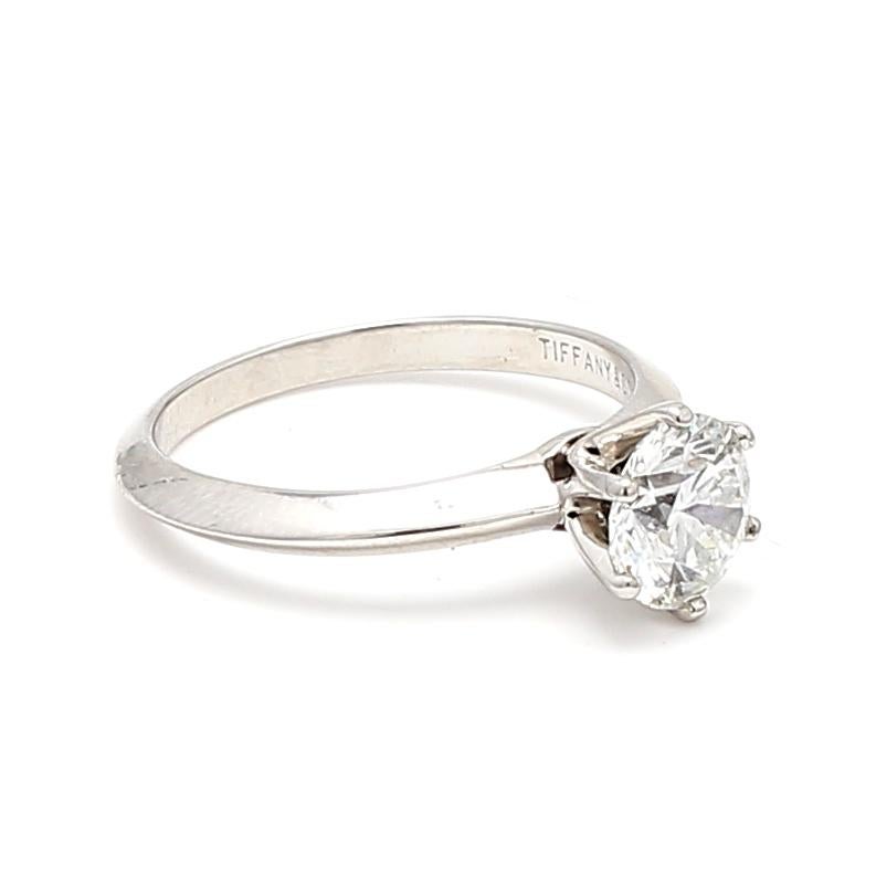 Taglio brillante Tiffany & Co. Anello di fidanzamento in platino con diamante tondo brillante da 1.10 carati in vendita