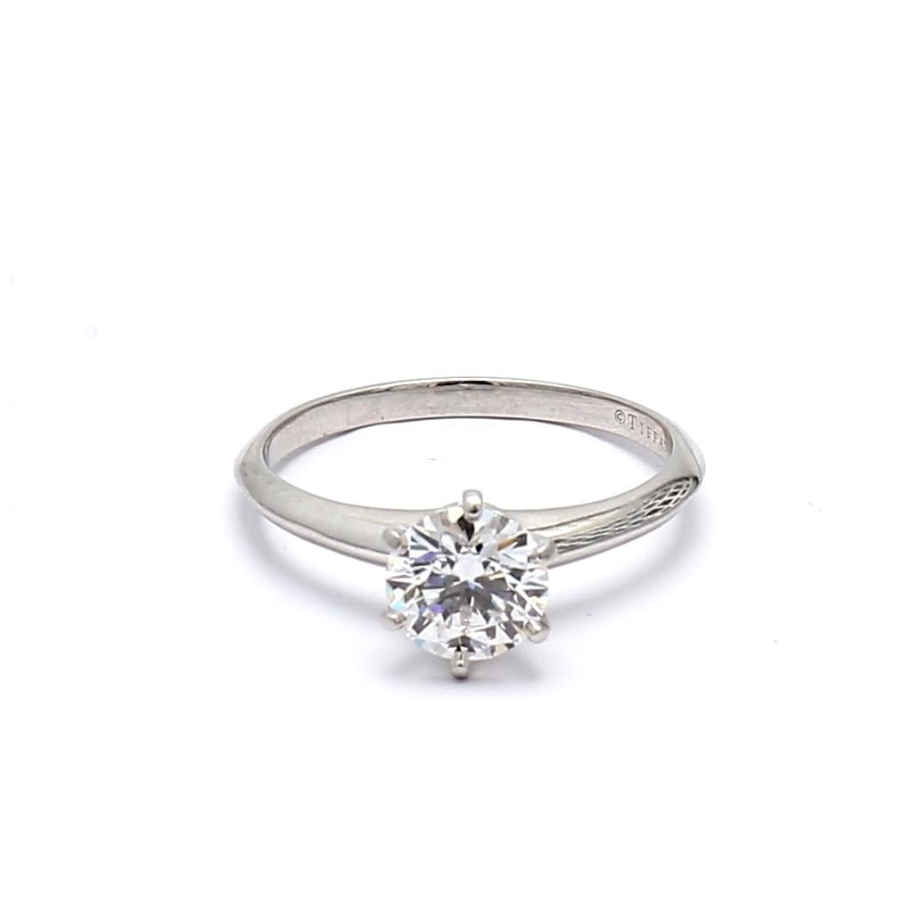 Diseñador:
Tiffany & Co.
Título:
Anillo de compromiso de platino con diamante brillante redondo E-VS1 de 1,12 quilates de Tiffany & Co.
Estilo:
Compromiso
Metal:
Platino
Gema 1:
Diamante de 1,12 quilates
Número de