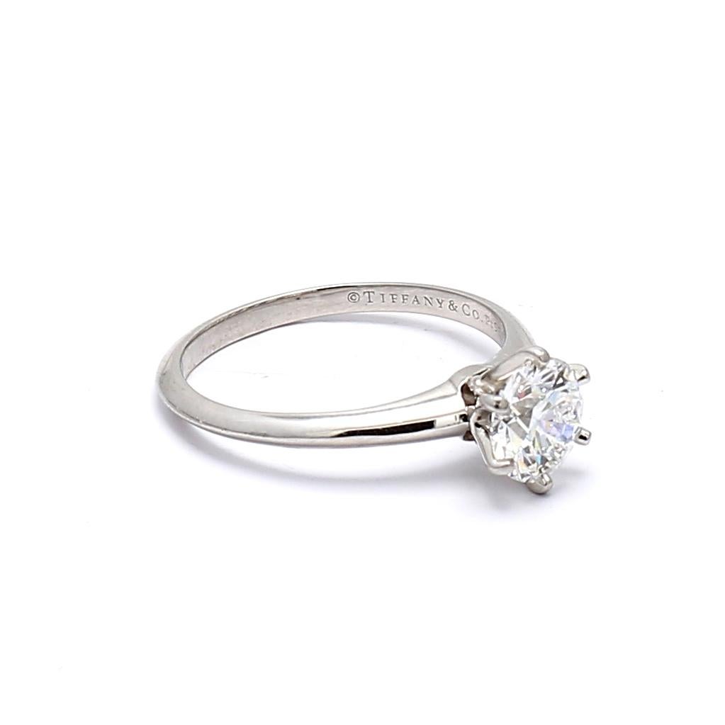 Anillo de compromiso de platino con diamante brillante redondo E-VS1 de 1,12 quilates de Tiffany & Co. Corte brillante en venta