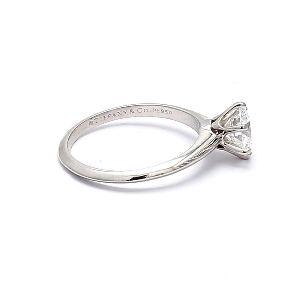Anillo de compromiso de platino con diamante brillante redondo E-VS1 de 1,12 quilates de Tiffany & Co. en Bueno estado para la venta en New York, NY