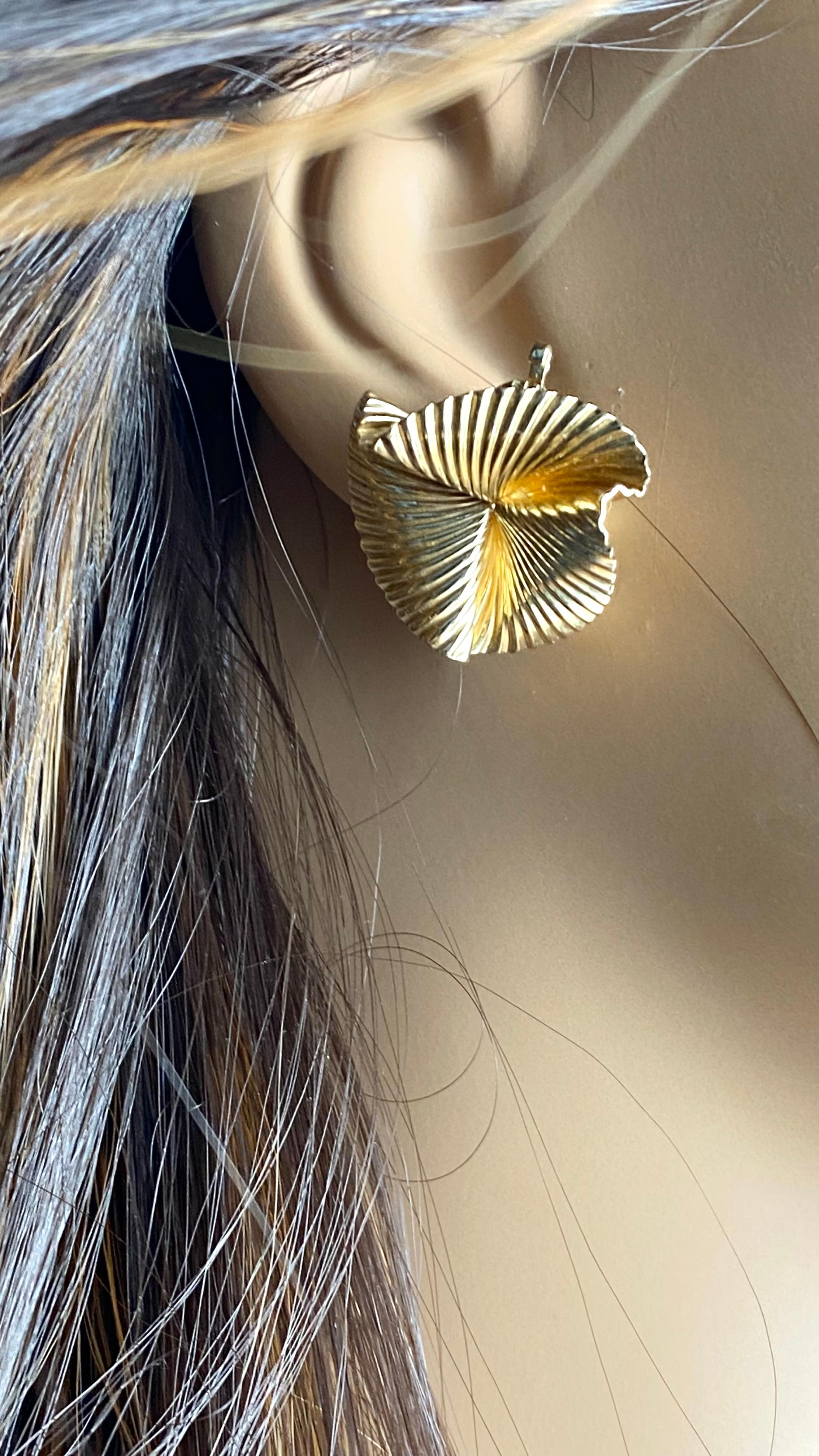 Tiffany and Co. 14K Yellow Gold Fan Pinwheel Omega Back Designer Earrings In Good Condition For Sale In New York, NY