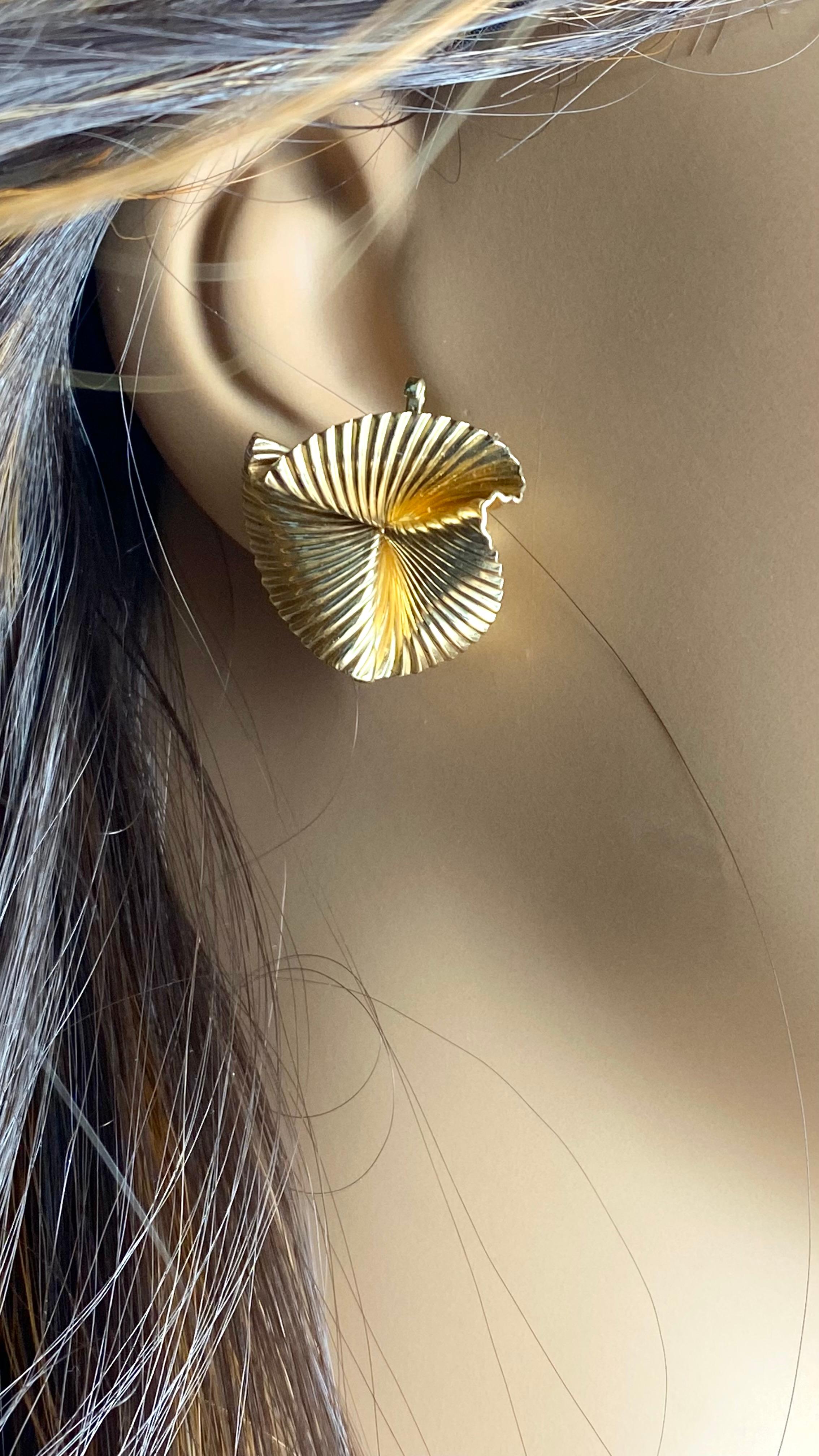 Women's Tiffany and Co. 14K Yellow Gold Fan Pinwheel Omega Back Designer Earrings For Sale