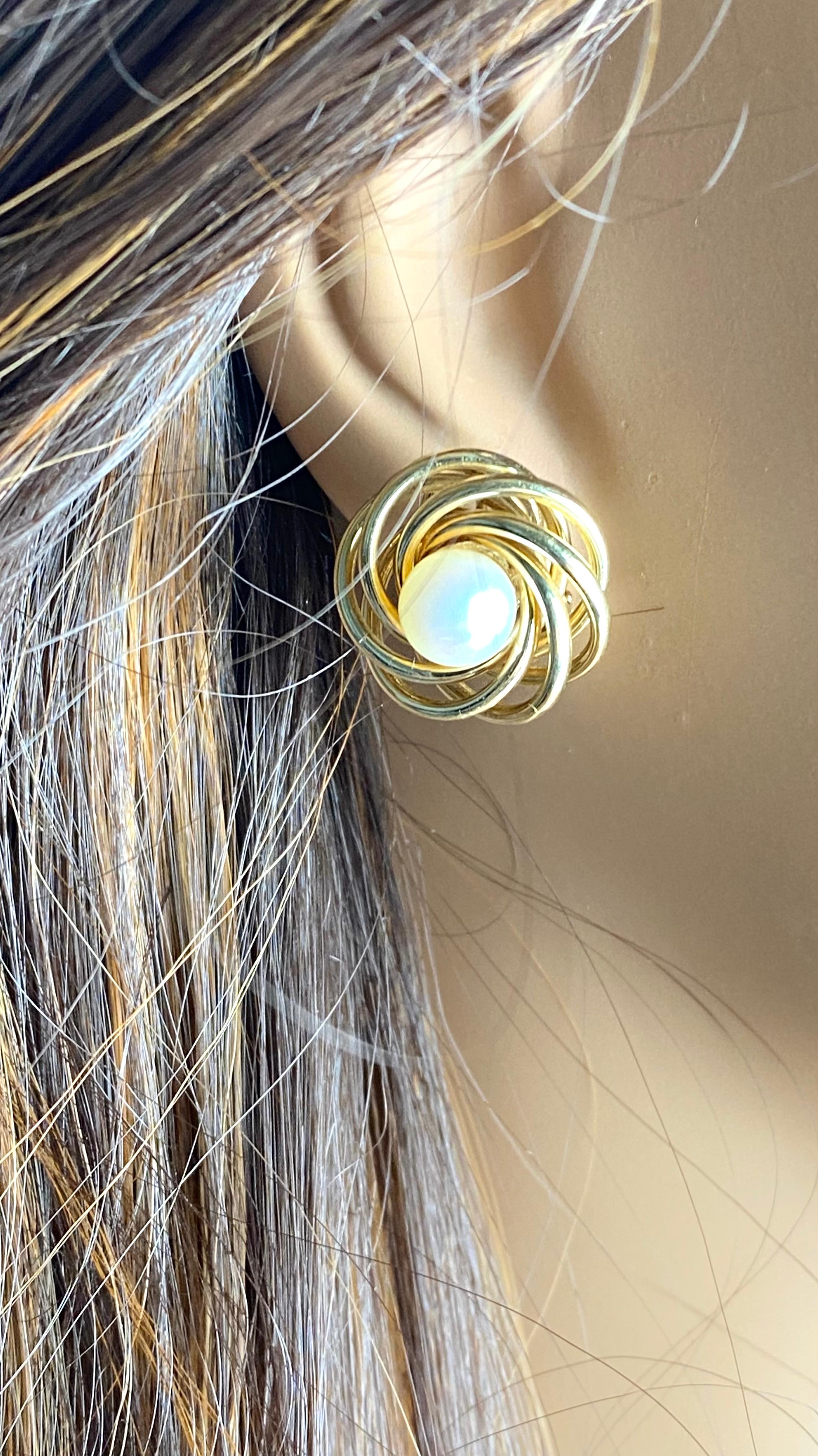 Tiffany and Co. 14K Yellow Gold Pearl Lever-Back Vintage Earrings For Sale 1