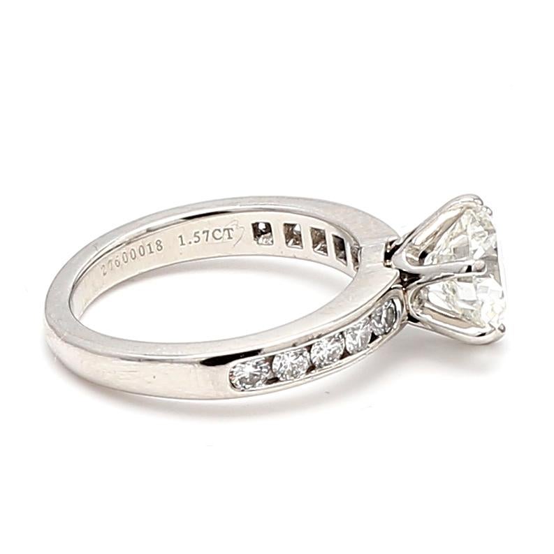 Tiffany & Co. Anello di fidanzamento in platino con diamante tondo brillante da 1.57 carati In condizioni buone in vendita a New York, NY