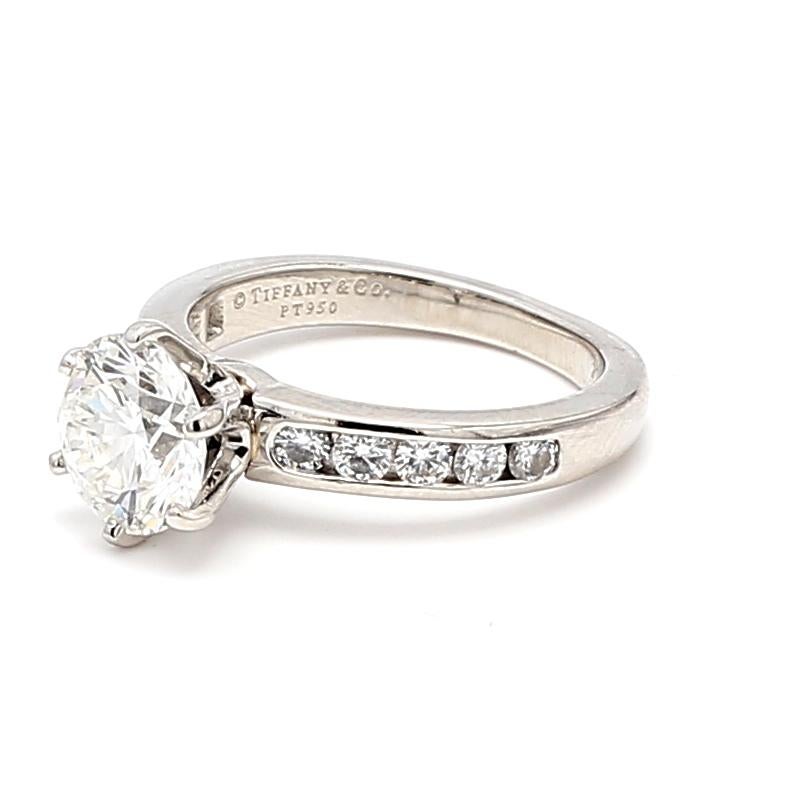 Tiffany & Co. Anello di fidanzamento in platino con diamante tondo brillante da 1.57 carati in vendita 2