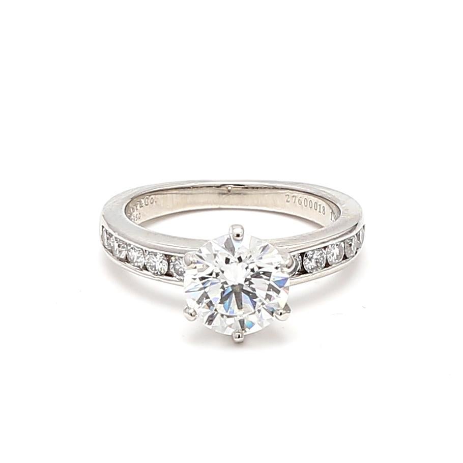 Tiffany & Co. Anello di fidanzamento in platino con diamante tondo brillante da 1.57 carati in vendita 3