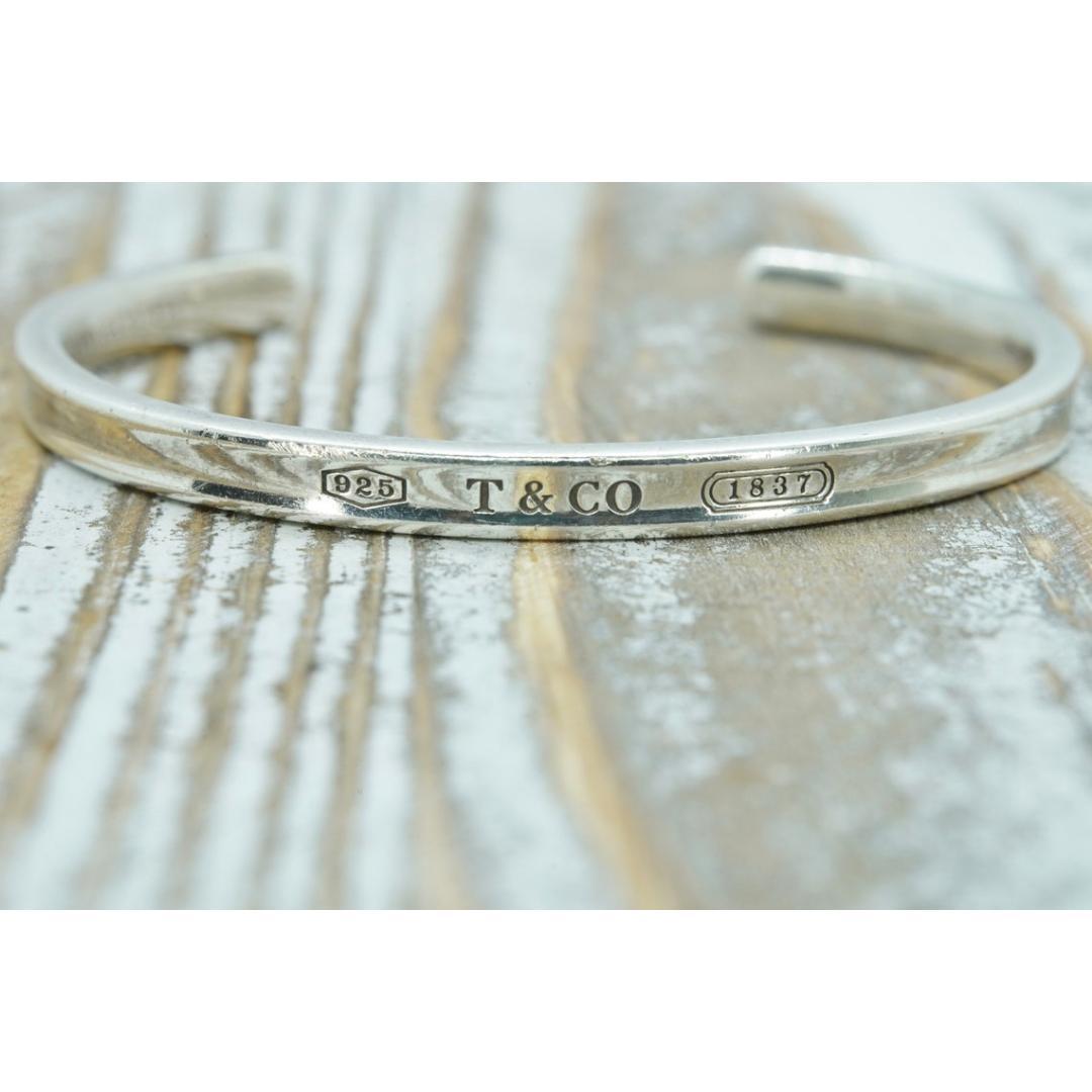 Vintage By

MATERIALIEN: Silber

Authentic Used Tiffany Armband. 1837 Sterling Silber Manschette Armband.

5 mm breit
18,3 Gramm
2,25-Zoll-Innendurchmesser