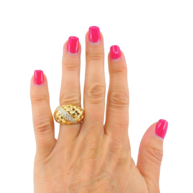 DESIGNER: Tiffany & Co.
CIRCA: anni '90
MATERIALI: Oro giallo 18k
GEMSTONE:  Diamante rotondo taglio brillante
PESO: 14,2 grammi
MISURE: Larghezza superiore 9/16
MISURA DELL'ANELLO: 5,25
SEGNALAZIONI: Tiffany & Co., 18K

L'anello a cupola con