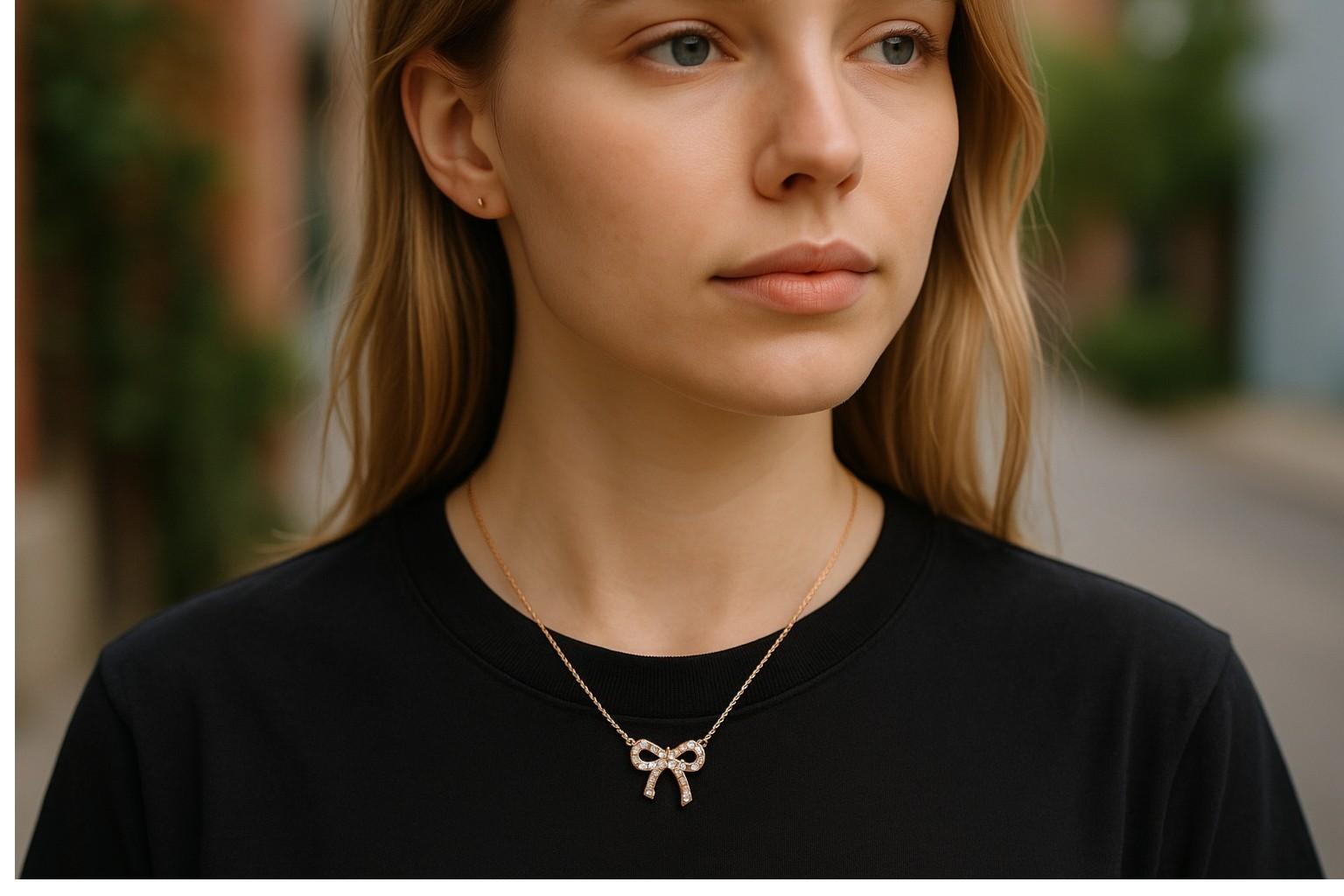 Delicata, femminile e inconfondibilmente iconica, questa collana con fiocco in oro rosa 18 carati di Tiffany & Co. emana un'eleganza raffinata con un tocco giocoso. Realizzato in caldo oro rosa 18 carati, il pendente mostra un grazioso motivo a