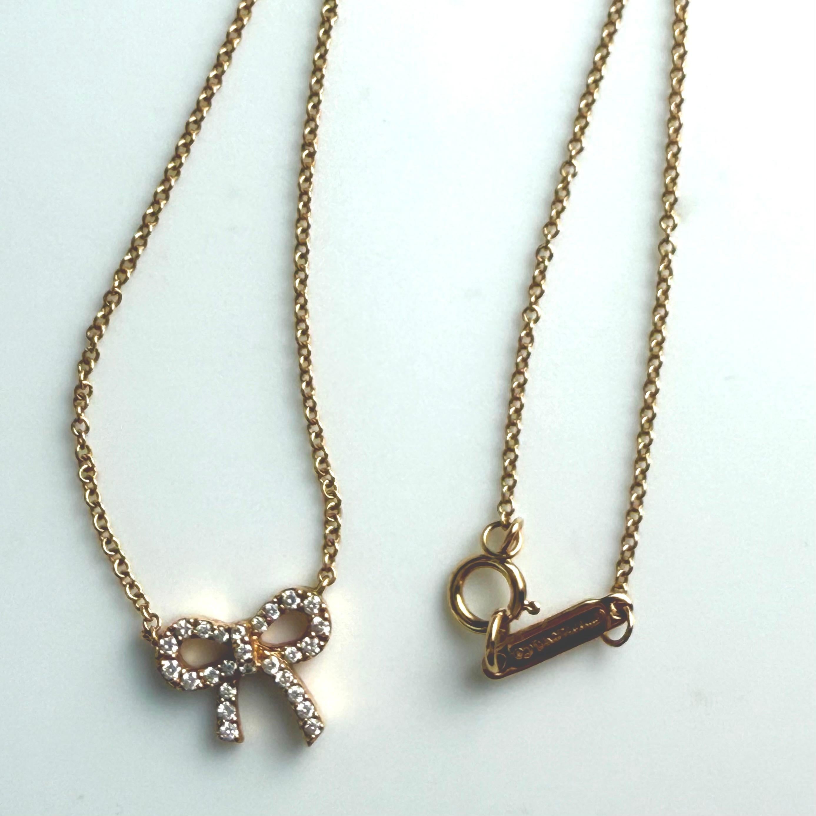 Tiffany & Co. Collana con fiocco delicato in oro rosa 18 carati e diamanti in vendita 2