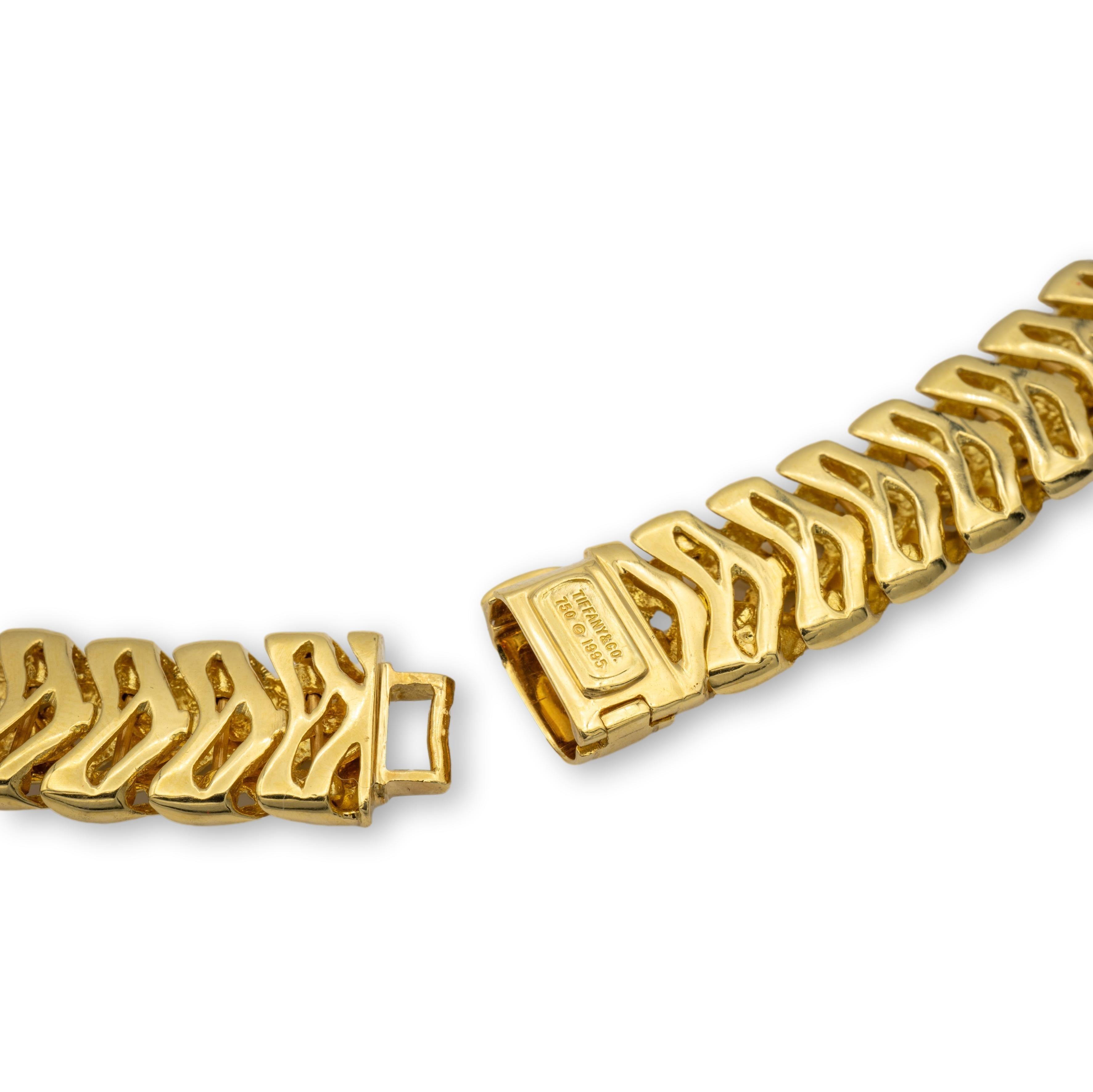 Tiffany & Co. Collier ras de cou vintage de la collection Vannerie finement travaillé en or jaune 18 carats dans un design en forme de panier avec un grand mécanisme de fermeture à mousqueton pliant et crochet. Le collier pèse un poids