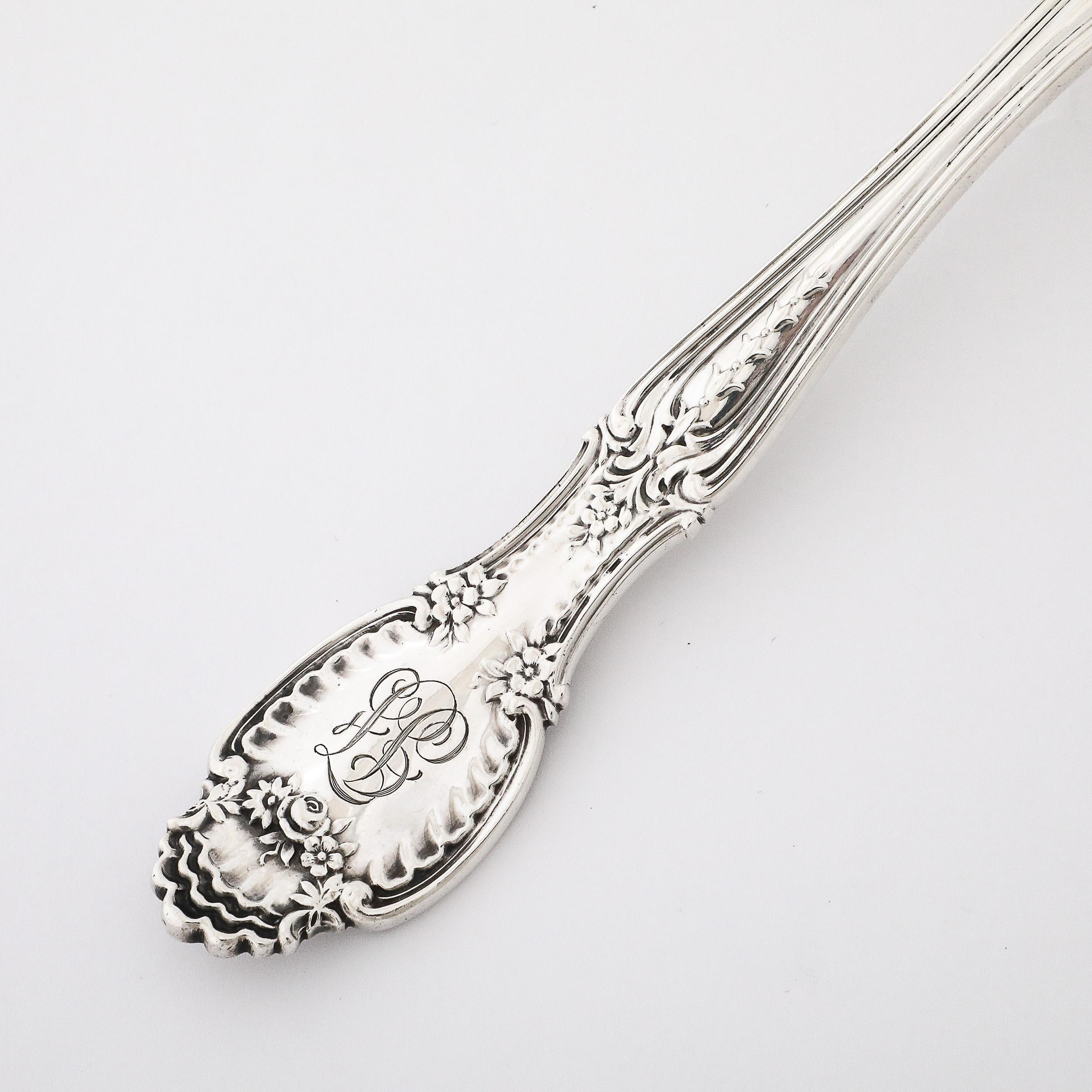 Tiffany & Co. 19ème siècle Sterling Scalloped Floral Pierce Serving Spoon (cuillère de service)  en vente 4