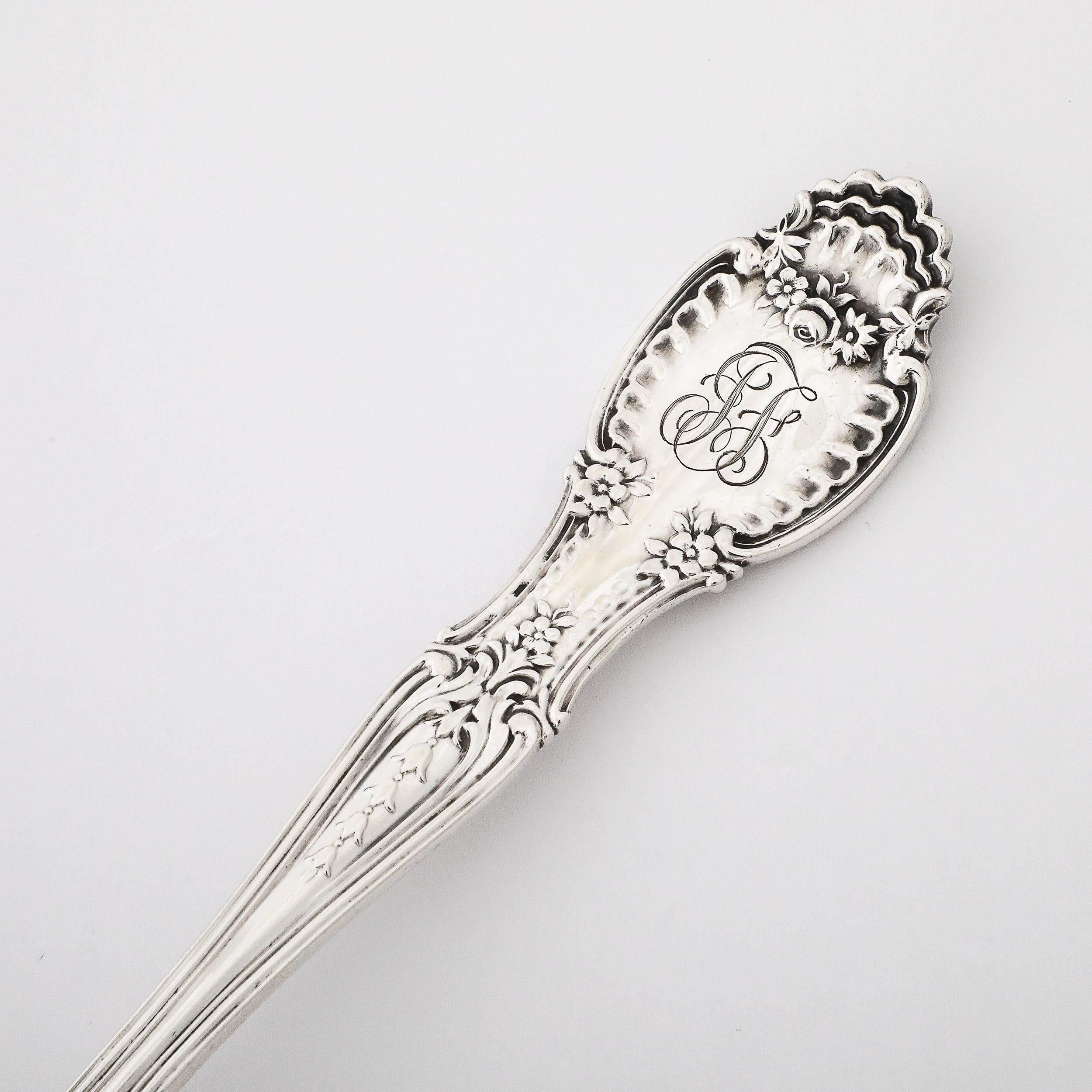 Cette magnifique cuillère de service percée en argent sterling Tiffany and Co. du XIXe siècle Pat IX95 T à motif floral festonné provient des États-Unis à la fin du XIXe siècle. Ce modèle présente un niveau de détail incroyable et un magnifique