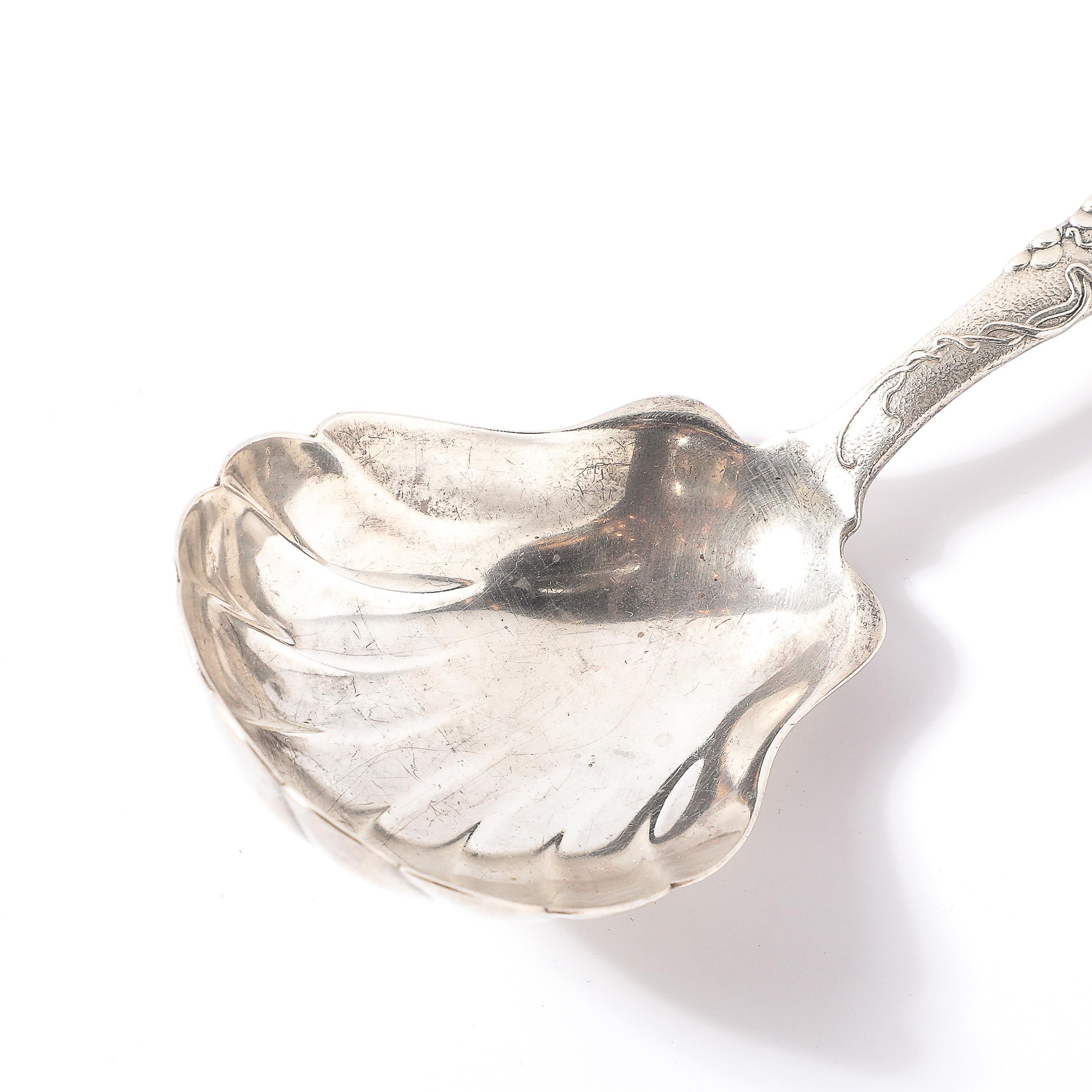 Dieser elegante Servierlöffel aus Sterlingsilber der legendären Firma Tiffany & Co. ist ein Beweis für die meisterhafte Handwerkskunst und das hervorragende Design, das für das Vermächtnis der Firma in Sachen amerikanisches Silber steht. Das aus dem
