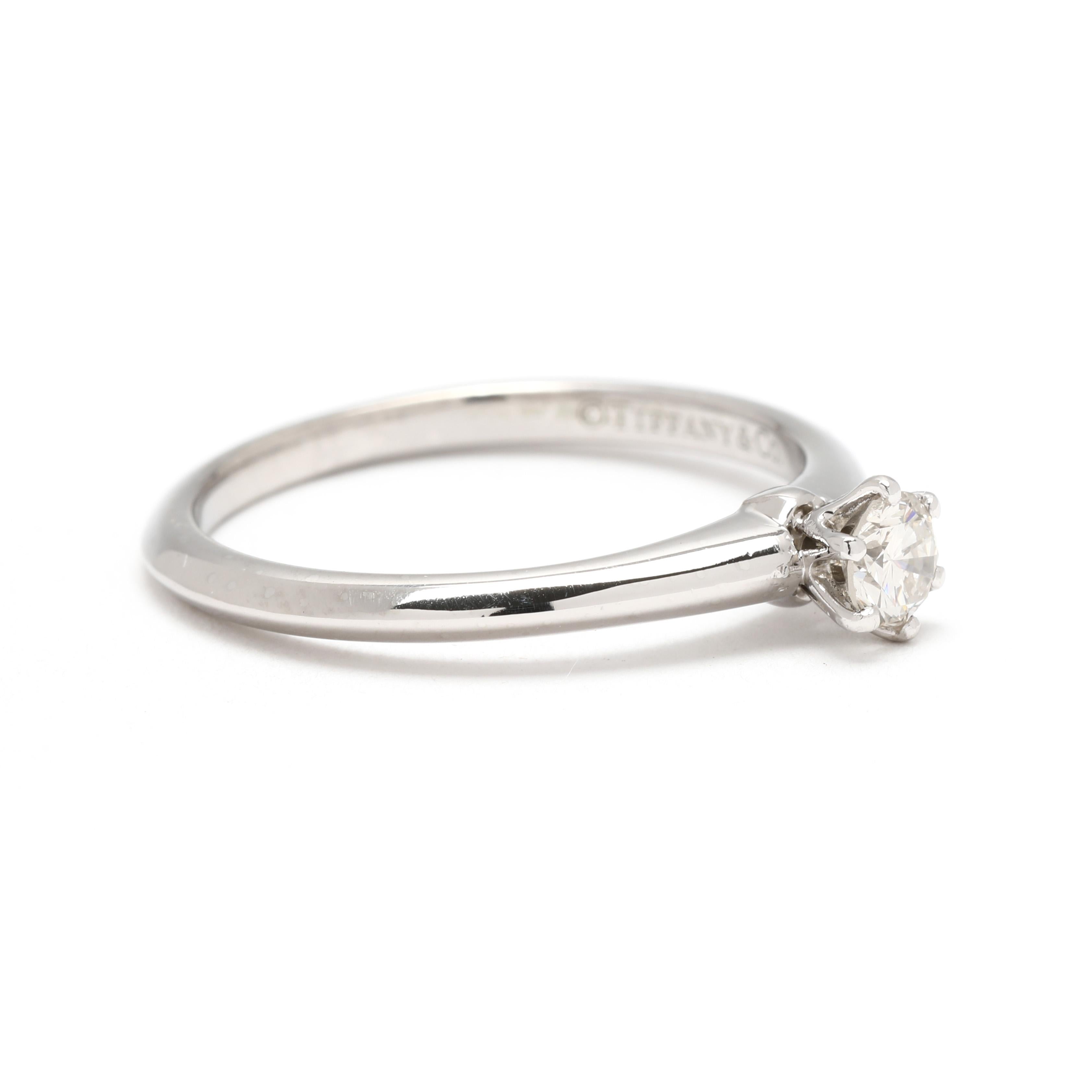Steine:
Diamant, 1 Stein
runder Brillantschliff
4 mm
etwa 0,25 Karat insgesamt
FG Farbe, SI2 Klarheit
*Hohlraum am Hüftgürtel

Ring Größe 7.5

Breite des Bandes: 2.4 mm

Gewicht: 2,6 dwts. / 4,1 Gramm

Briefmarken: PT950 Tiffany & Co DO.25ct

Ein