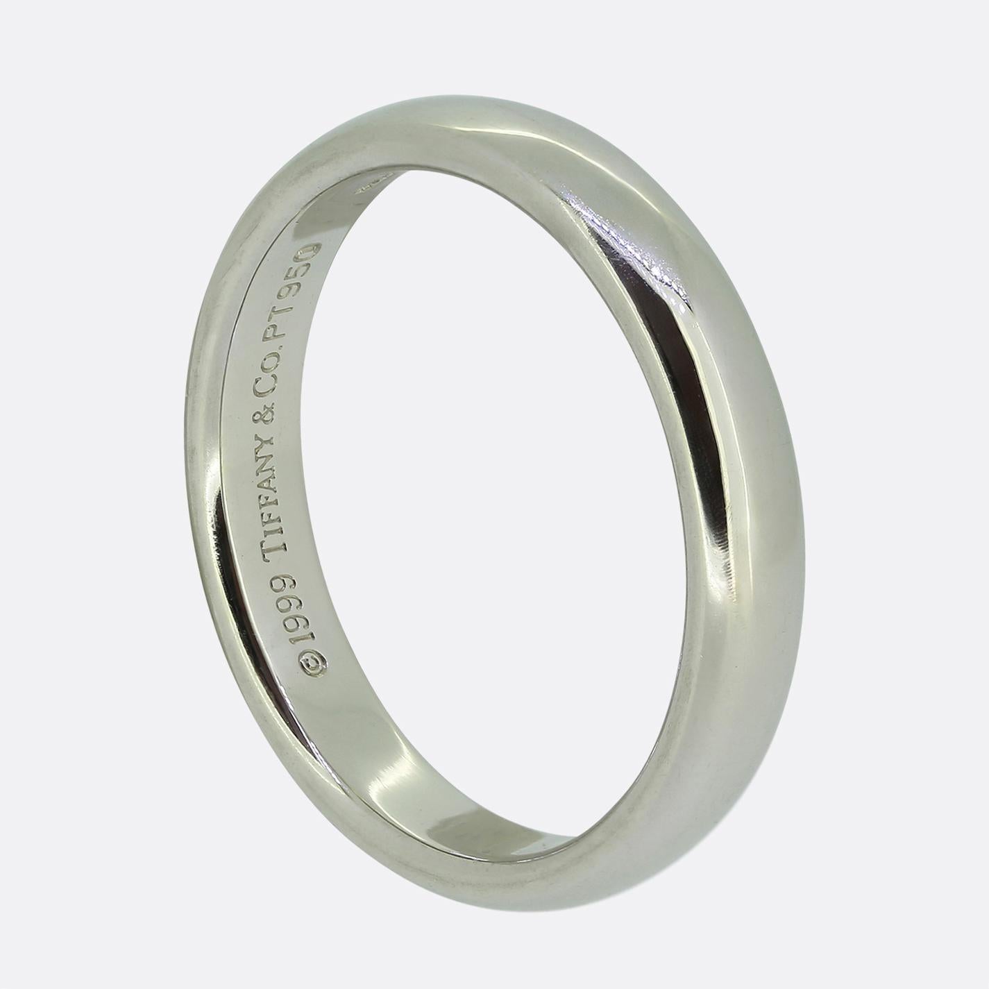 Hier haben wir einen klassisch gestylten Ehering von Tiffany & Co. Dieses Stück wurde aus Platin gefertigt, ist 3 mm breit und besitzt eine glatte, glatt polierte Oberfläche.

Ein zeitloses Stück, das sowohl für Männer als auch für Frauen geeignet