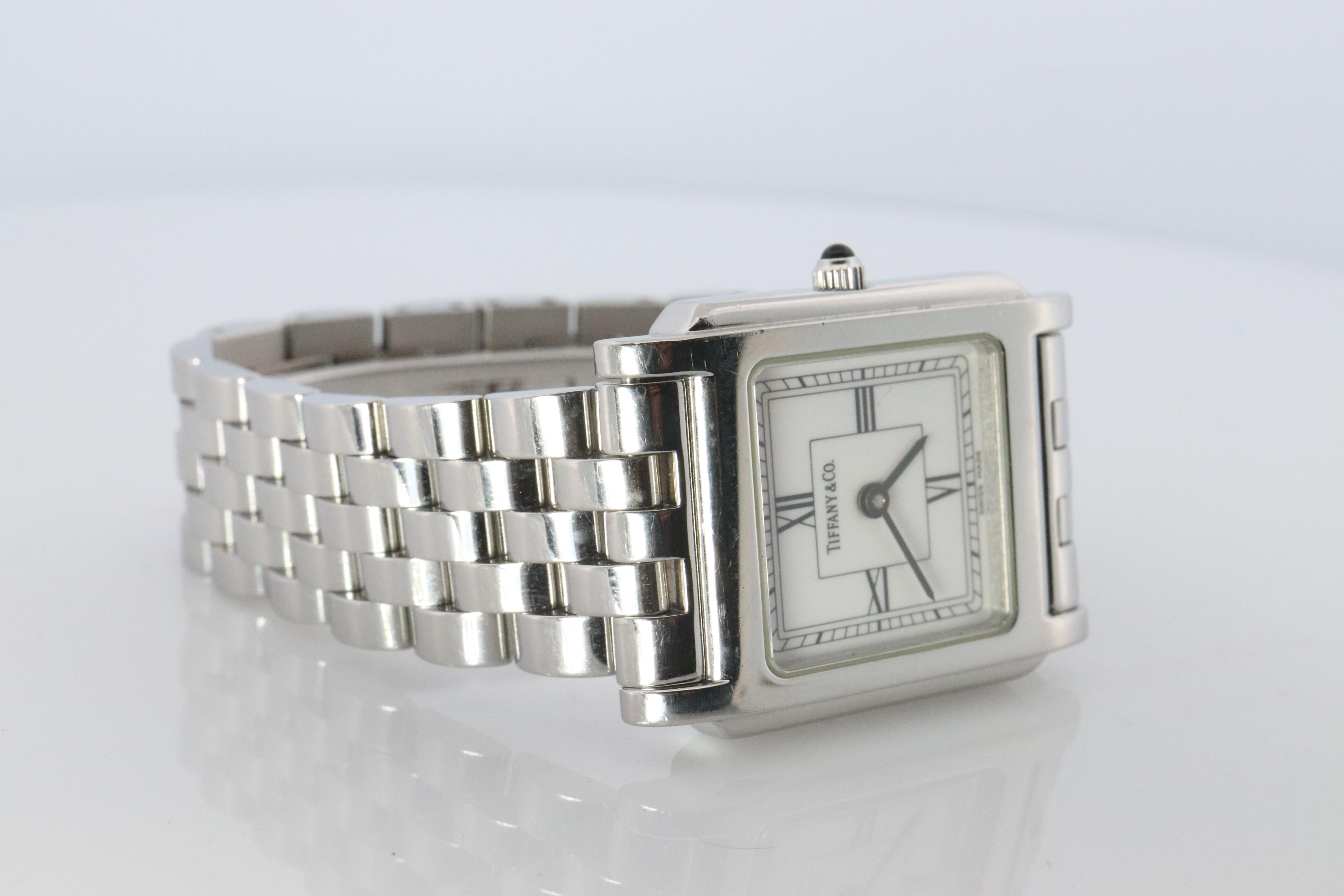 RARE Tiffany und Co Tank Uhr
ref. 

Klassisches Portfolio.

Edelstahlgehäuse 24mm x 32mm und Edelstahlarmband
Saphir-Cabochon-Krone.

Schöne Uhr. Quarz. Funktioniert und hält die Zeit. Neue Batterie installiert.
Original Tiffany-Armband.

Zustand: