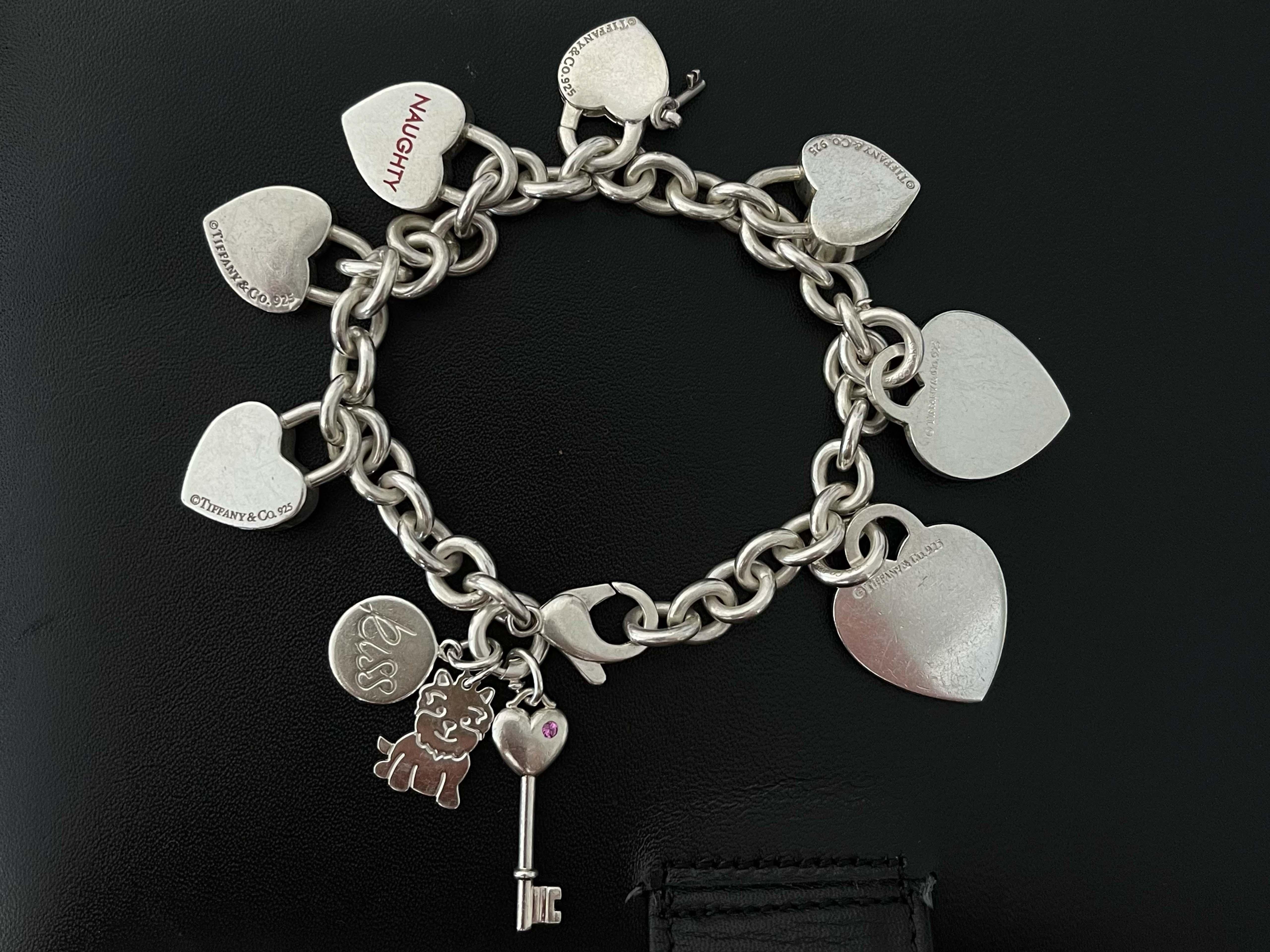 Tiffany & Co. 7 Herz-Charm-Armband aus Sterlingsilber (Moderne) im Angebot